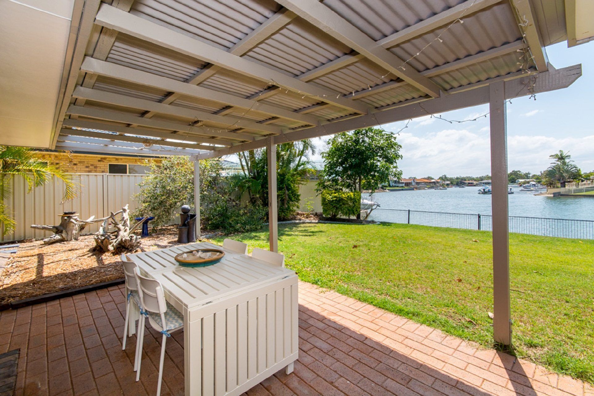 Lowset Home on the Canal - Dolphin Dr, Bongaree