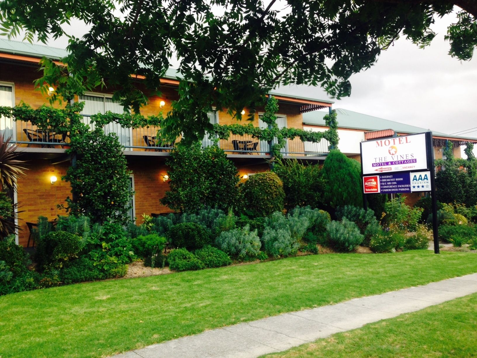 The Vines Motel and Cottages