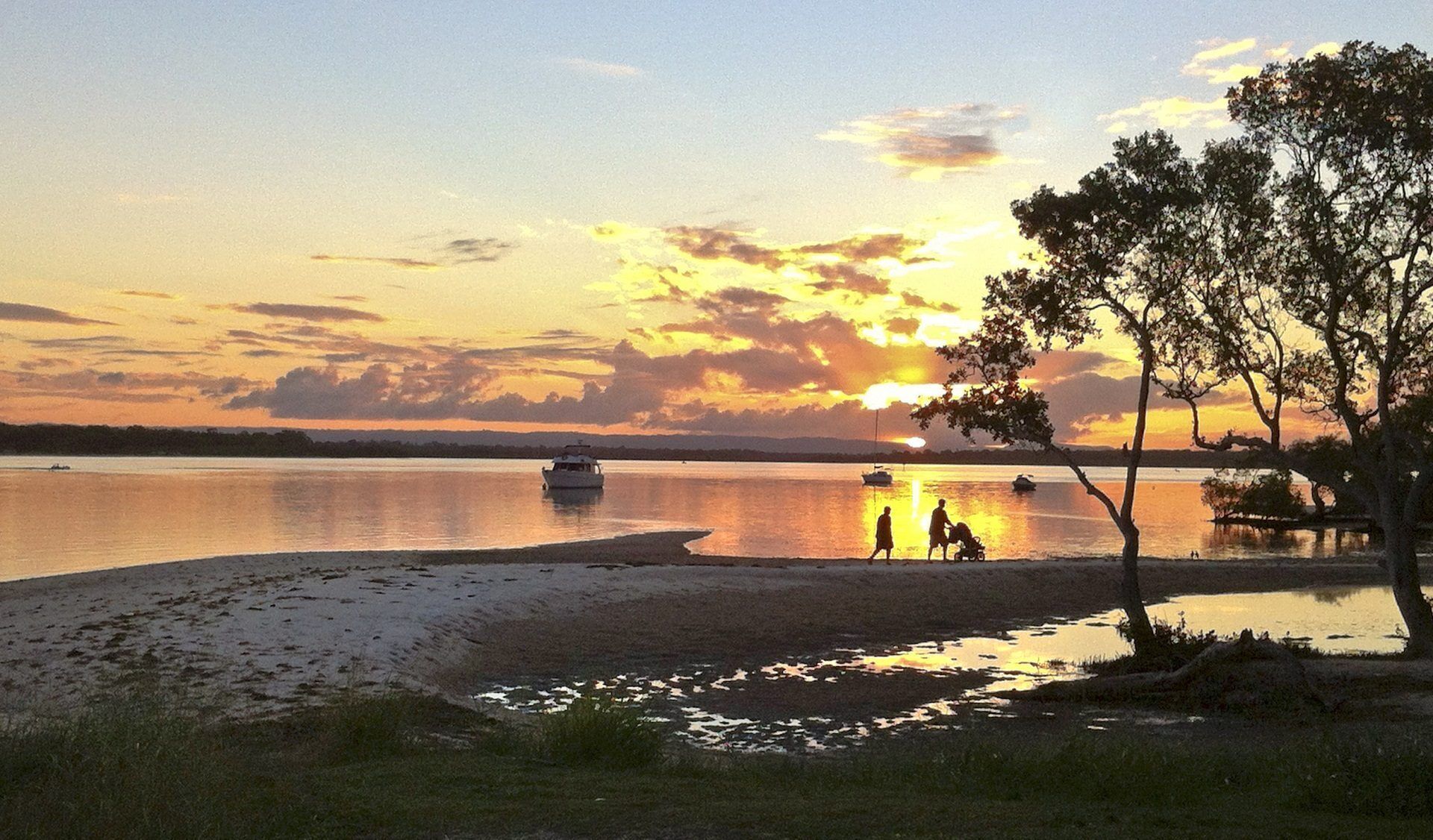 Warm and Welcoming Home by the Beach - The Boulevarde, Bongaree