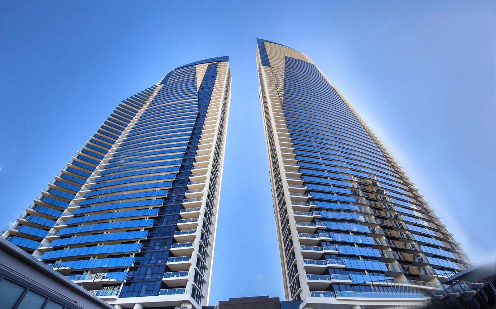 Sealuxe – Central Surfer Paradise Seaview Deluxe Spa Apartment