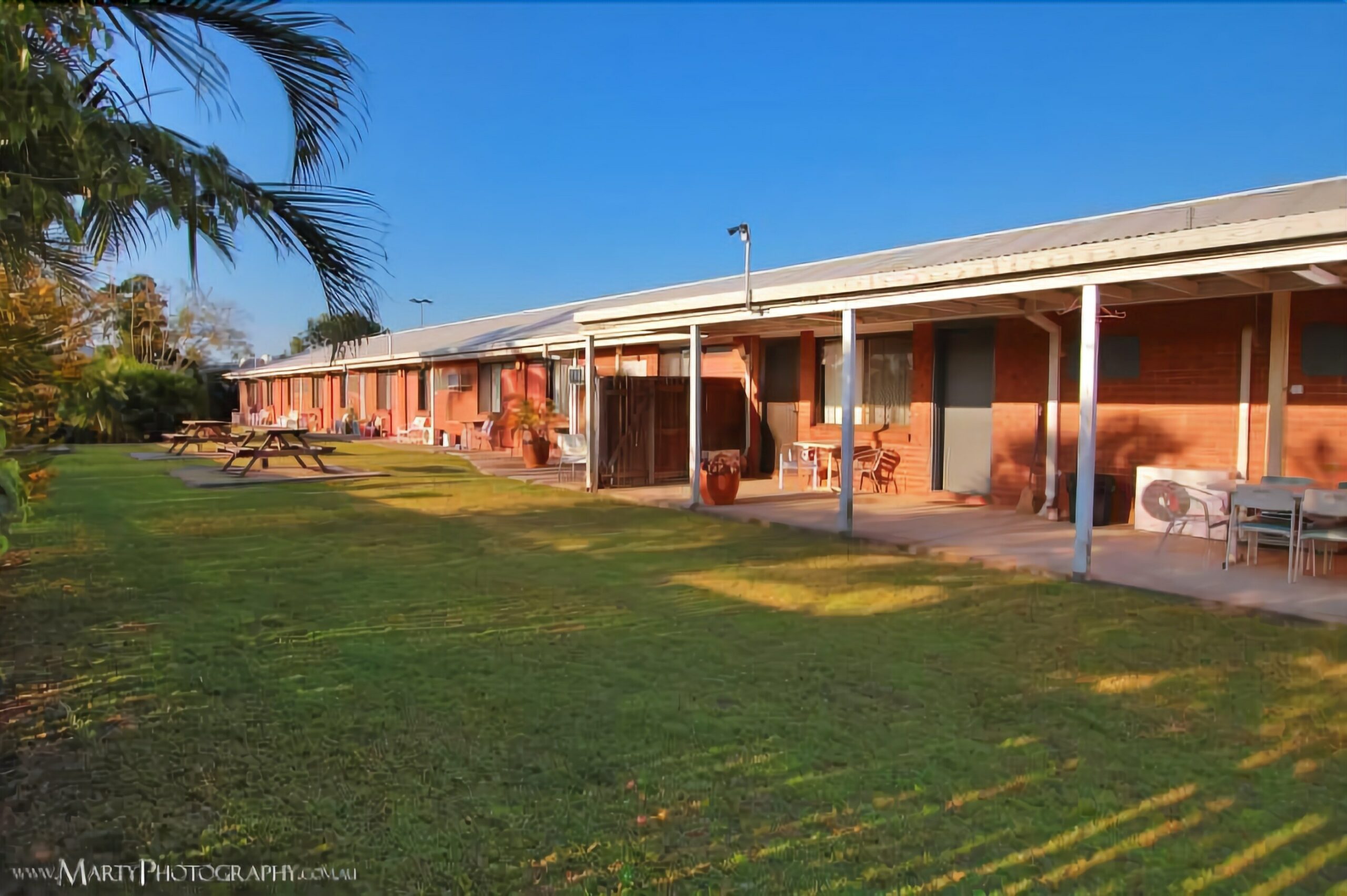 Morayfield Tavern & Motel