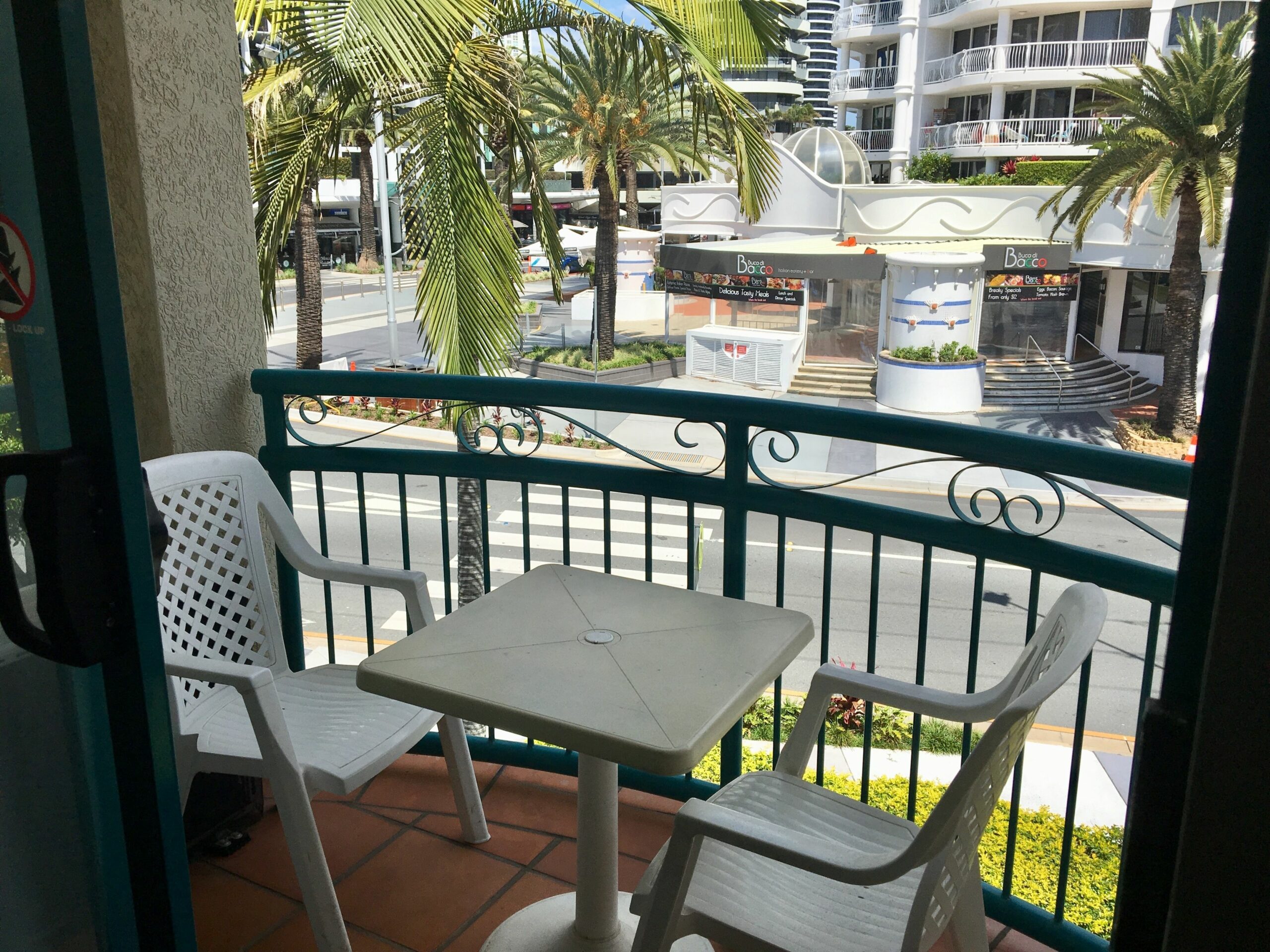 Broadbeach Private Apt with CHA