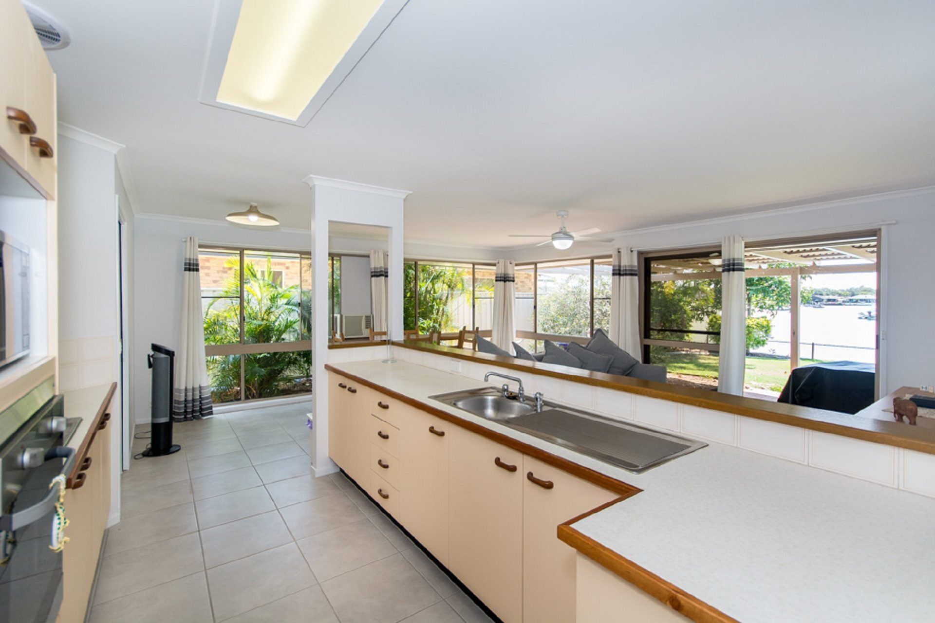 Lowset Home on the Canal - Dolphin Dr, Bongaree