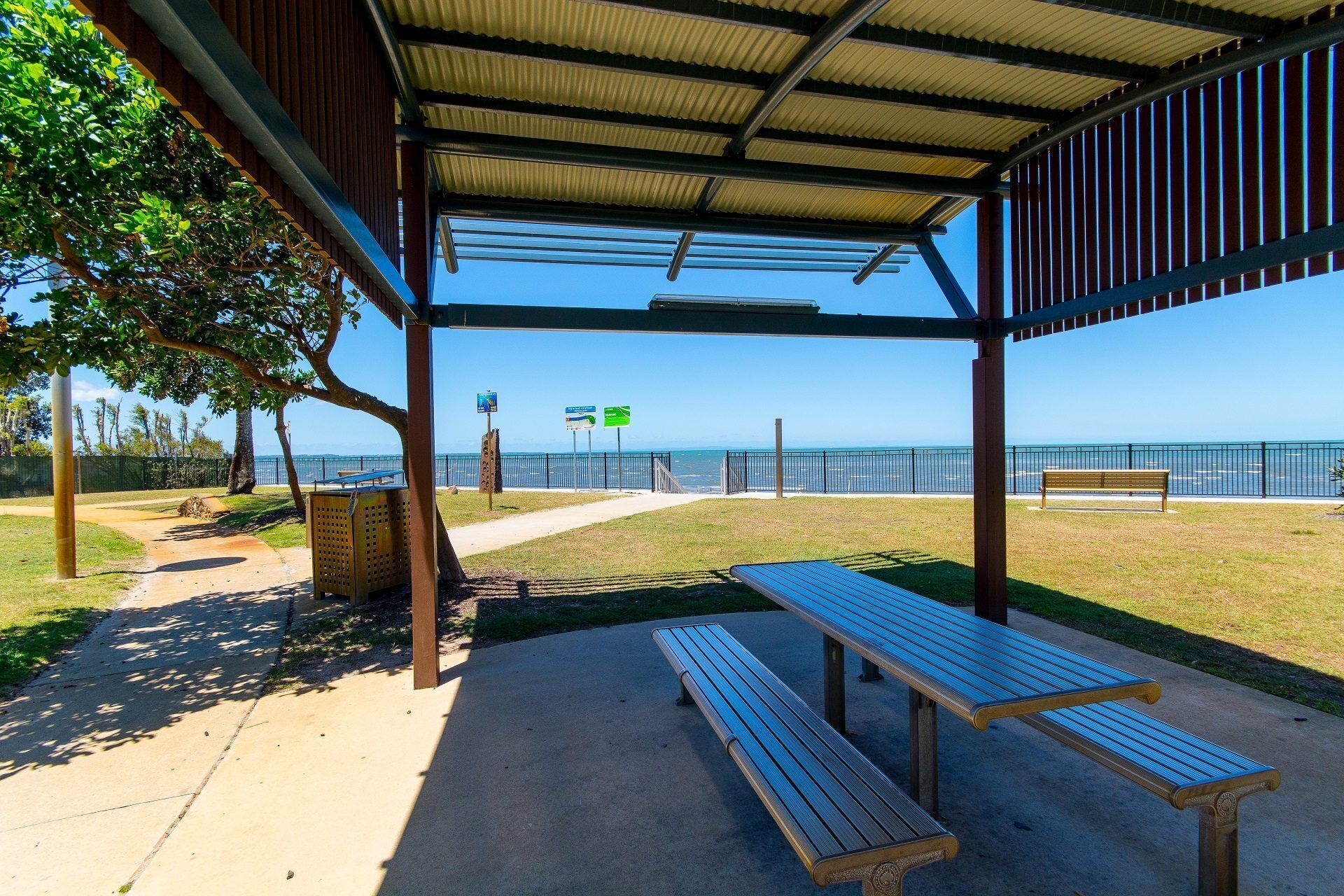 Private Canal Duplex With Pontoon - Oleander Drive, Bongaree