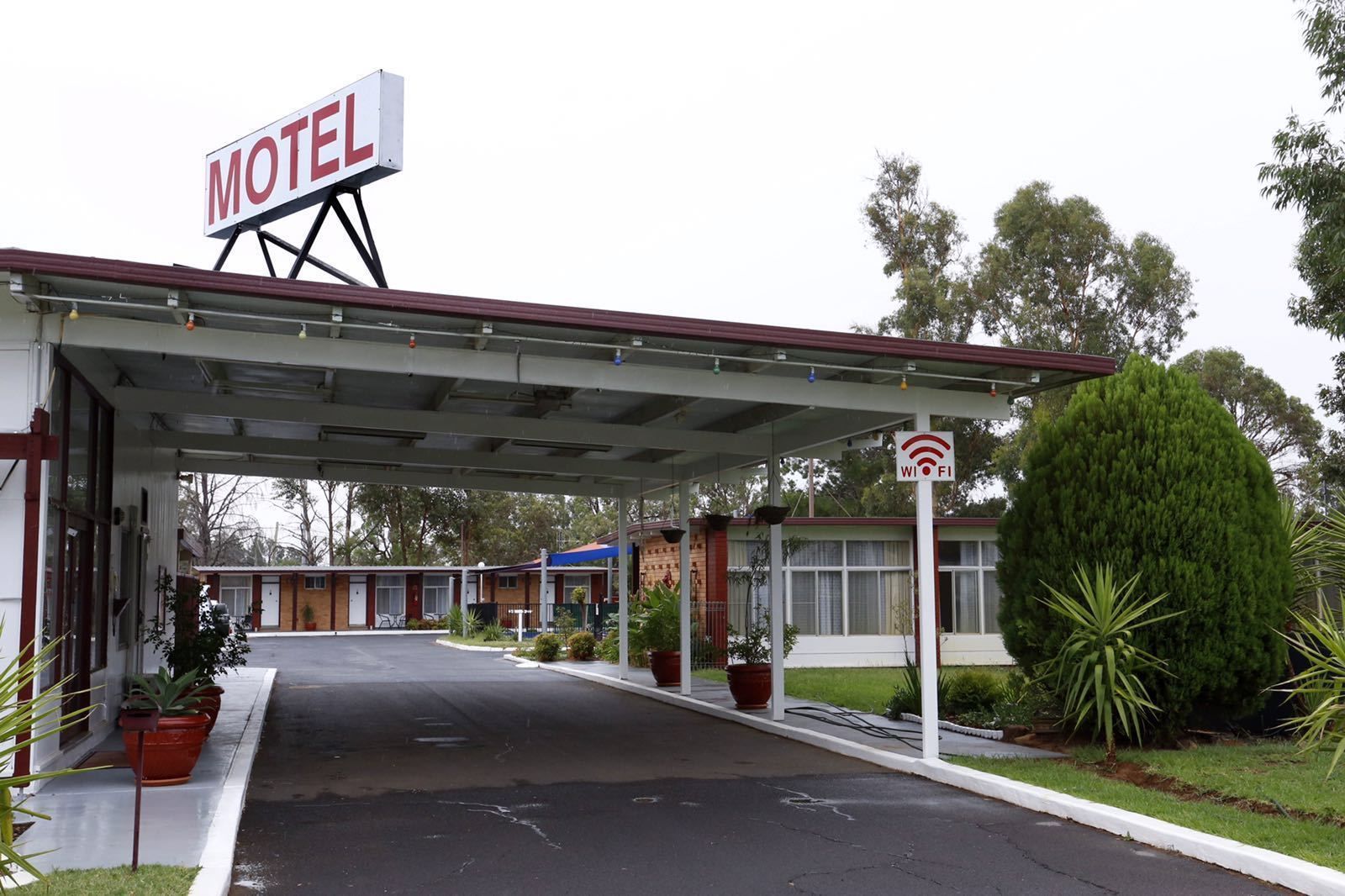 Silver Oaks Motel