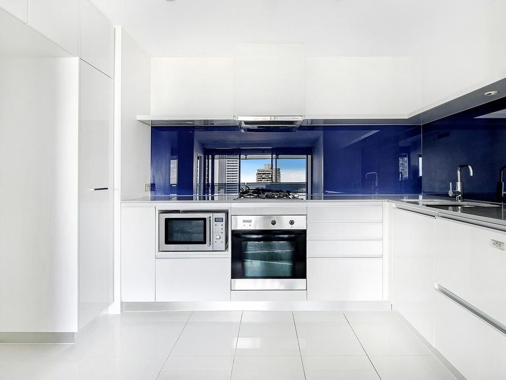 Central Surfers Paradise - Seaview Deluxe Spa Apartment
