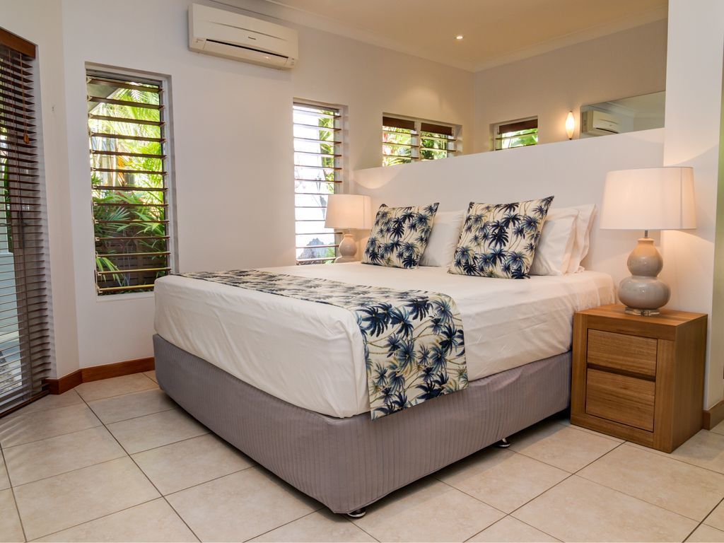 Hanalei Beach House, 3min walk  to Beach, Private Heated Pool!