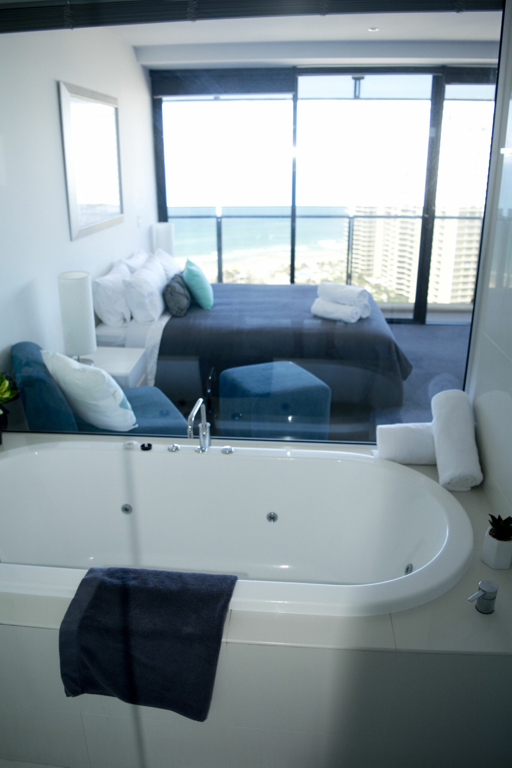 Sealuxe - Central Surfer Paradise Seaview Deluxe Spa Apartment