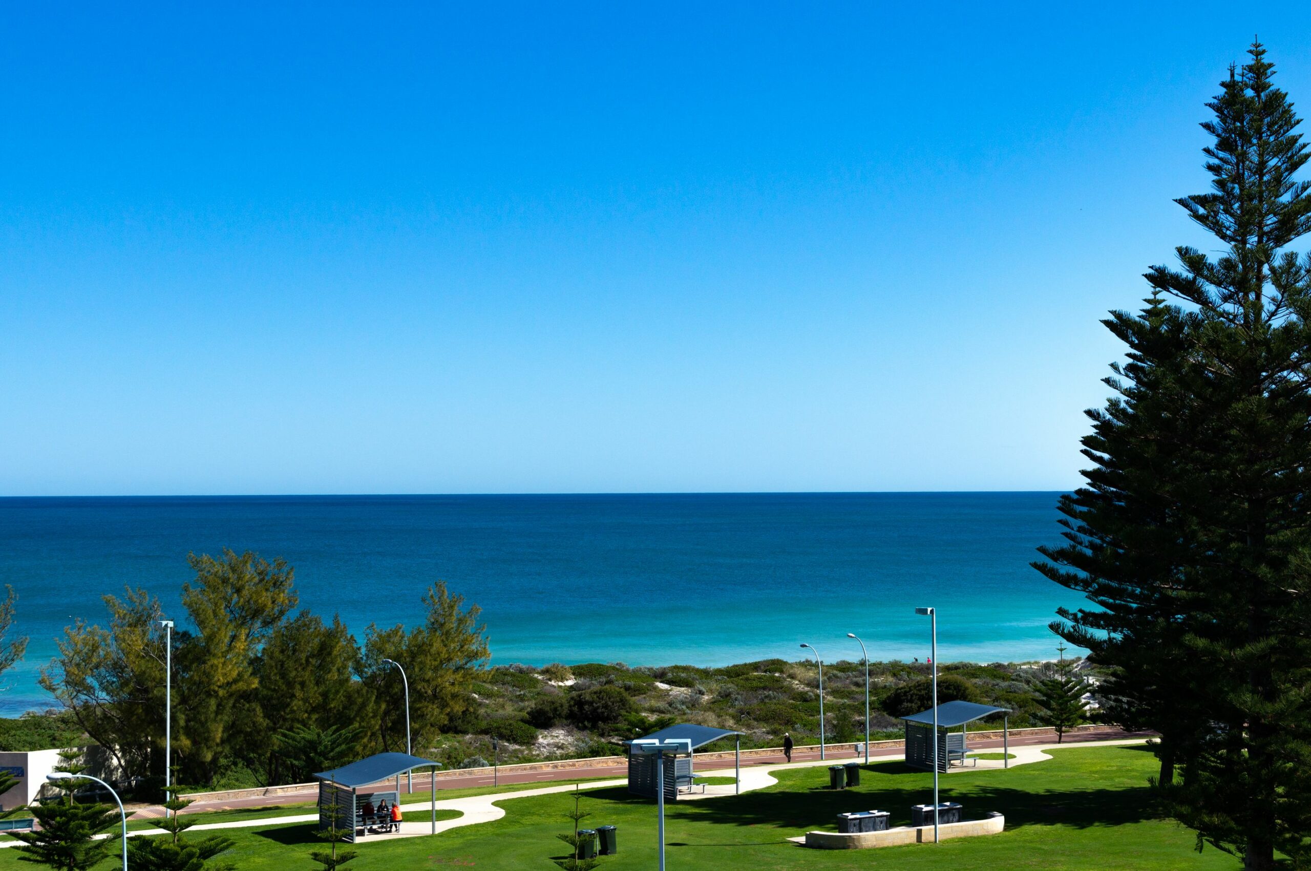 Mullaloo Beach Hotel & Apartments