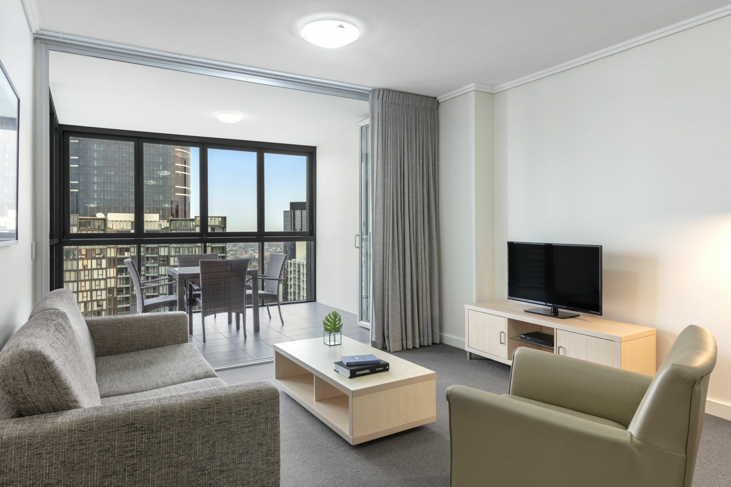 Oaks Brisbane on Charlotte Suites