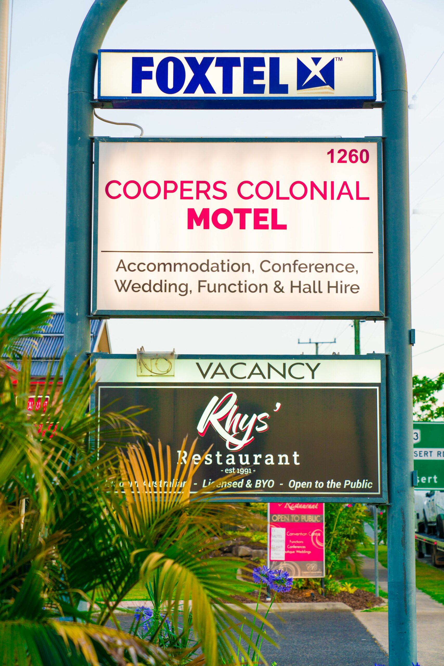 Coopers Colonial Motel