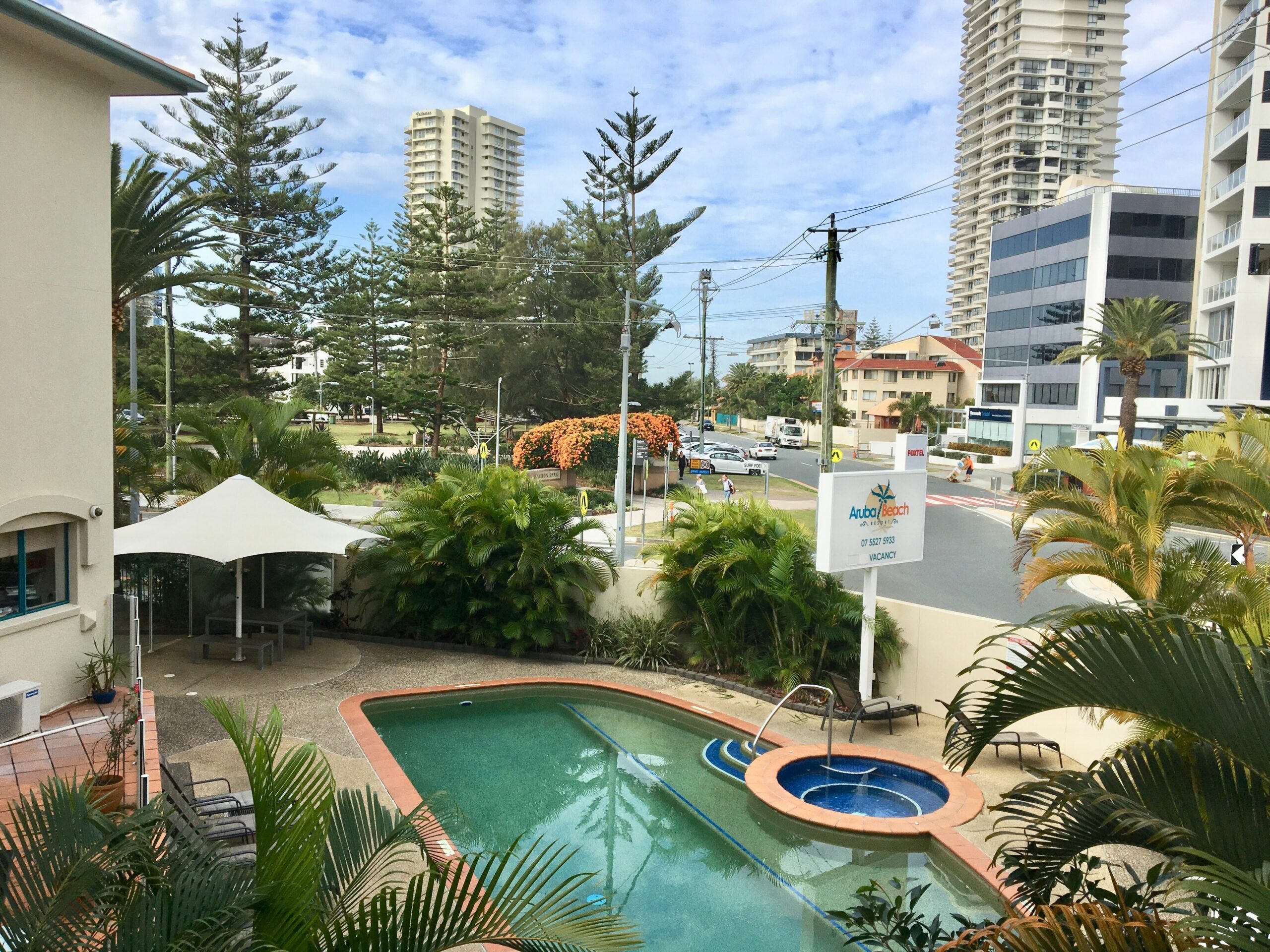 Broadbeach Private Apt with CHA