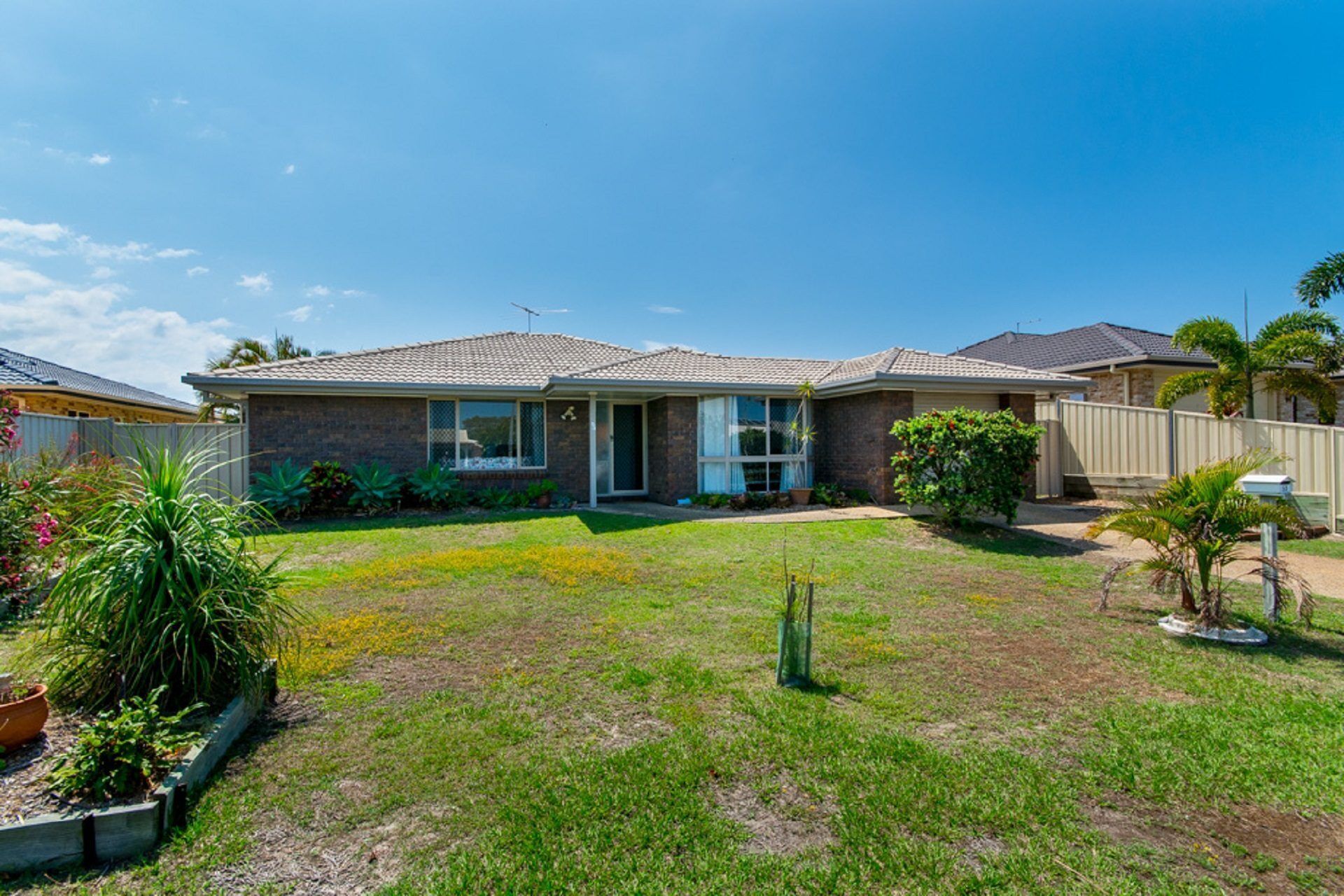 Lowset Home on the Canal - Dolphin Dr, Bongaree