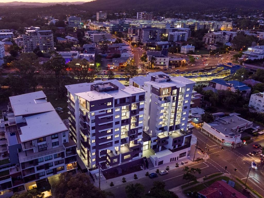 Brand NEW Stunning 3 Bedroom Indooroopilly Pool/aircon/parking