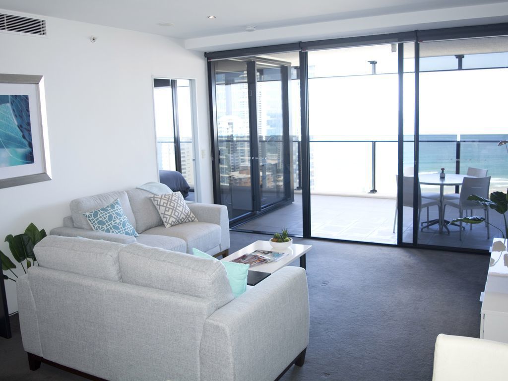 Central Surfers Paradise - Seaview Deluxe Spa Apartment
