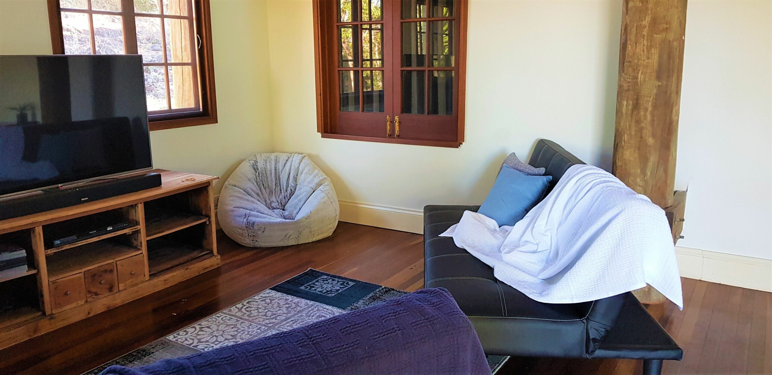 Whitsunday's Hideaway Lodge Pet Friendly Like a Treehouse