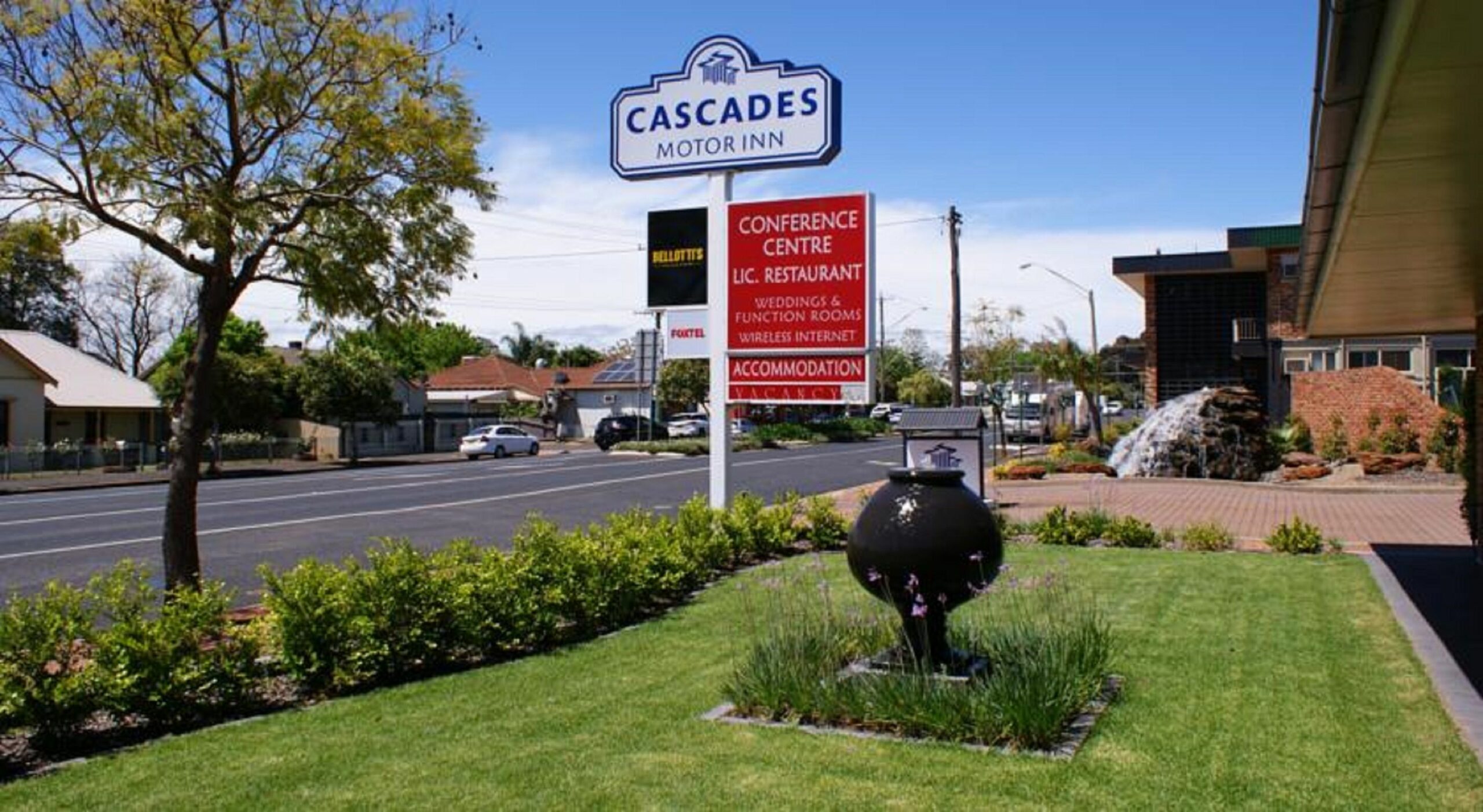 Cascades Motor Inn & Conference Centre