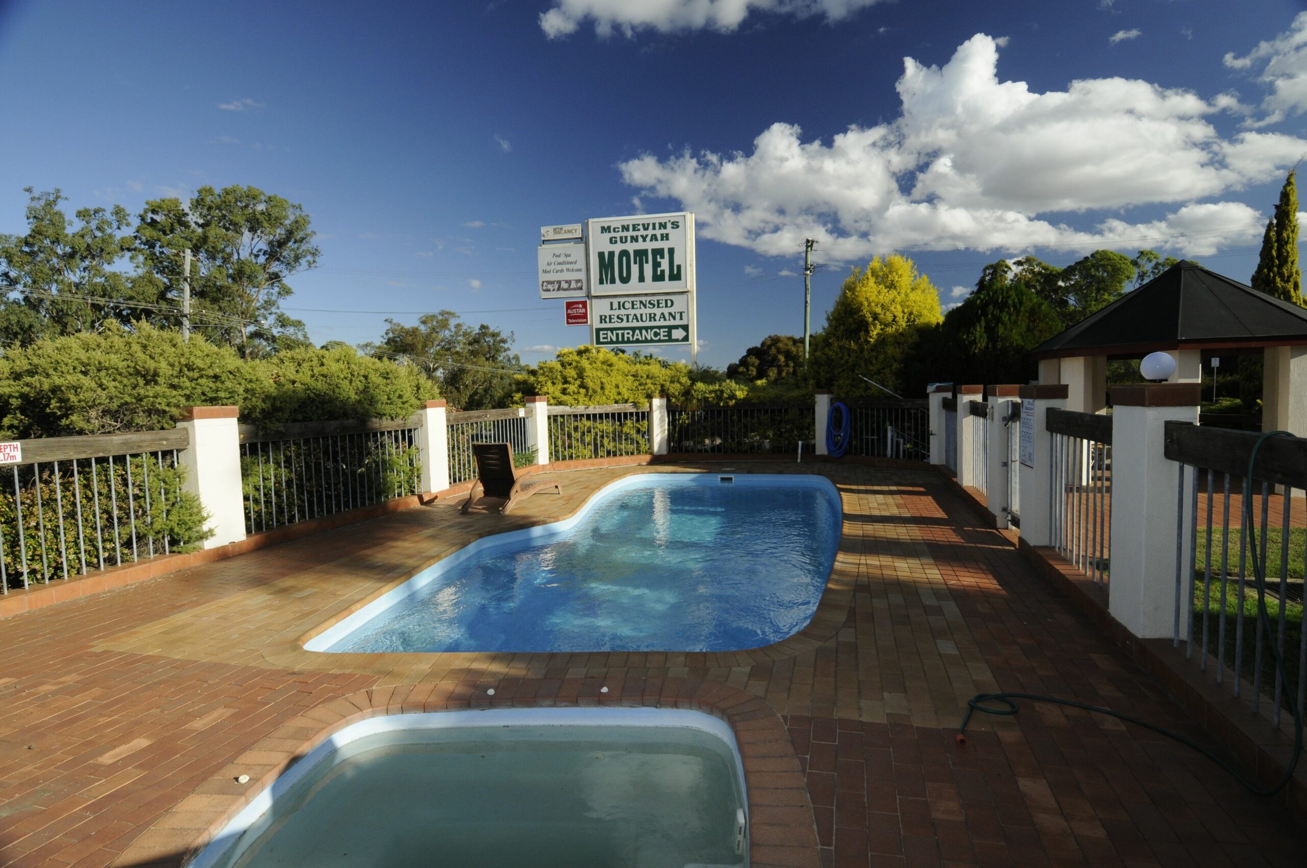 McNevin's Warwick Motel