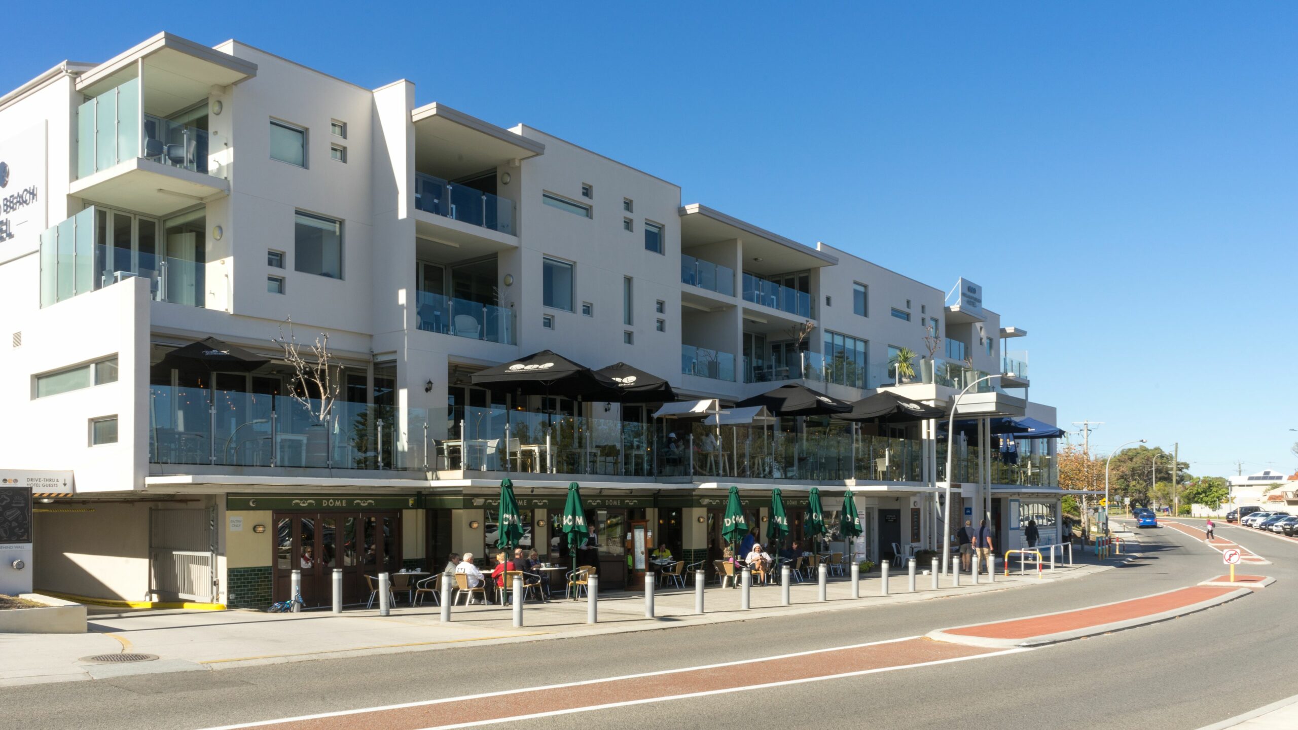 Mullaloo Beach Hotel & Apartments