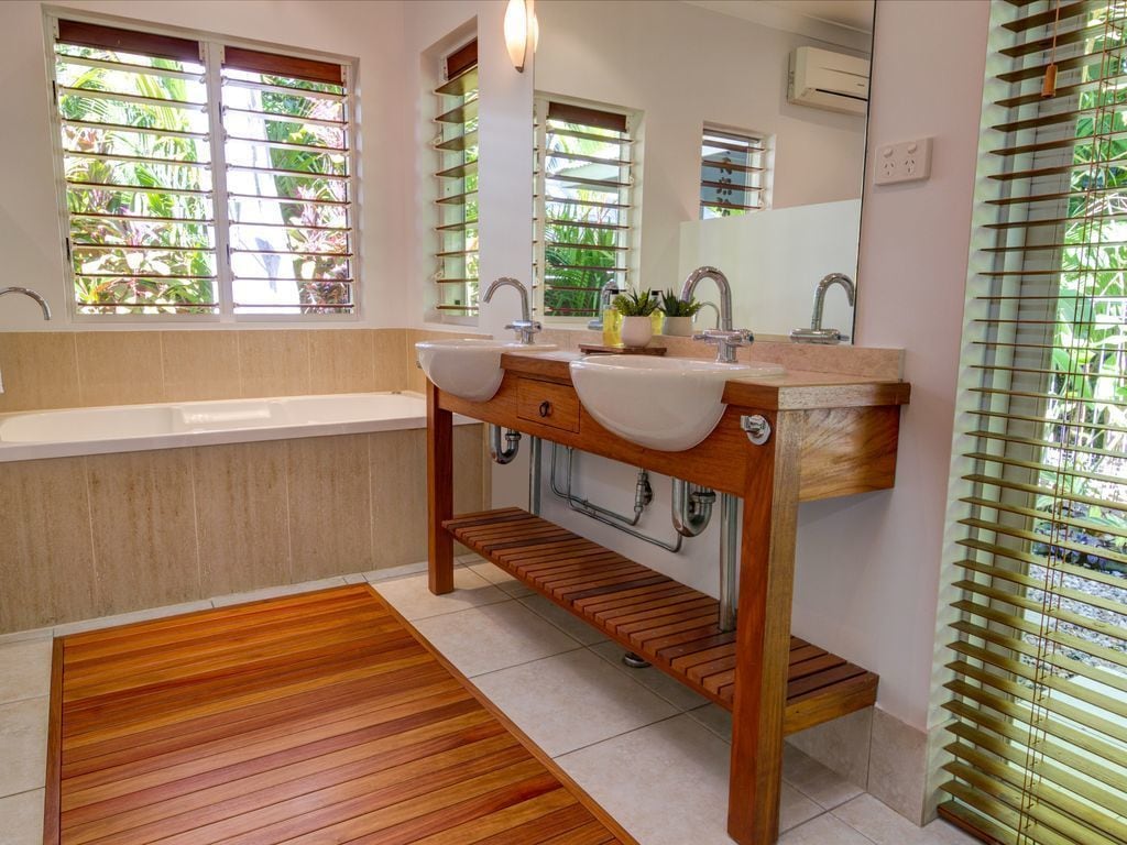 Hanalei Beach House, 3min walk  to Beach, Private Heated Pool!