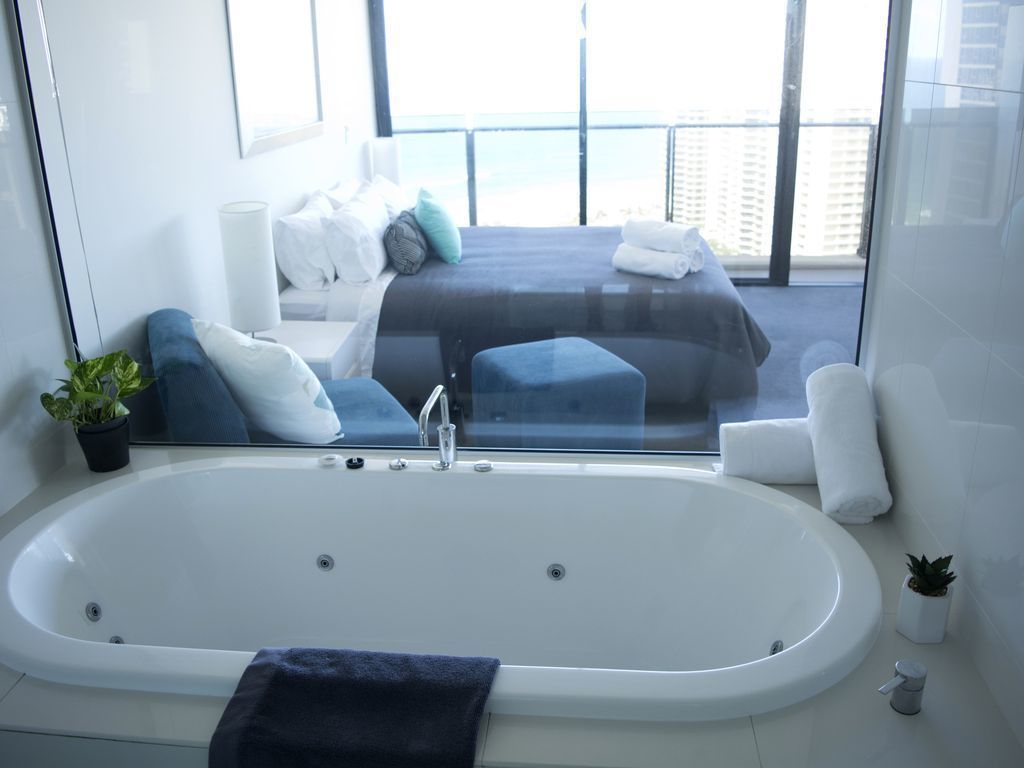 Central Surfers Paradise - Seaview Deluxe Spa Apartment