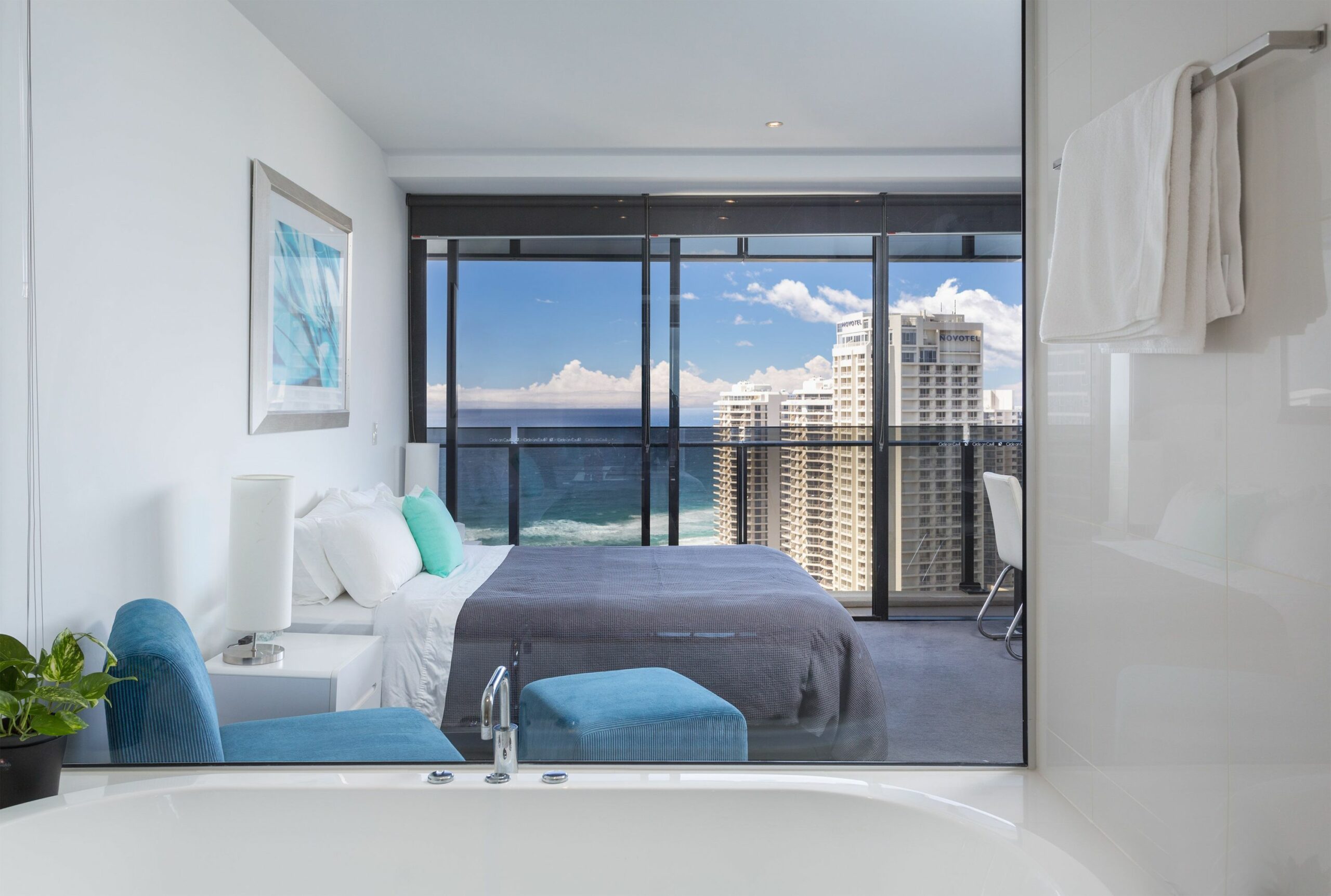 Sealuxe - Central Surfer Paradise Seaview Deluxe Spa Apartment