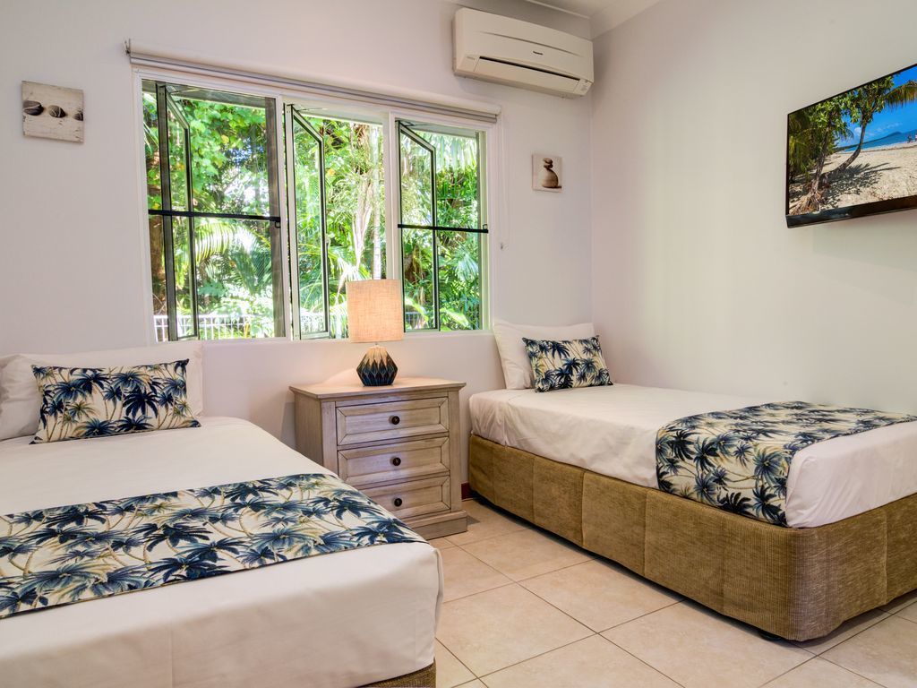 Hanalei Beach House, 3min walk  to Beach, Private Heated Pool!