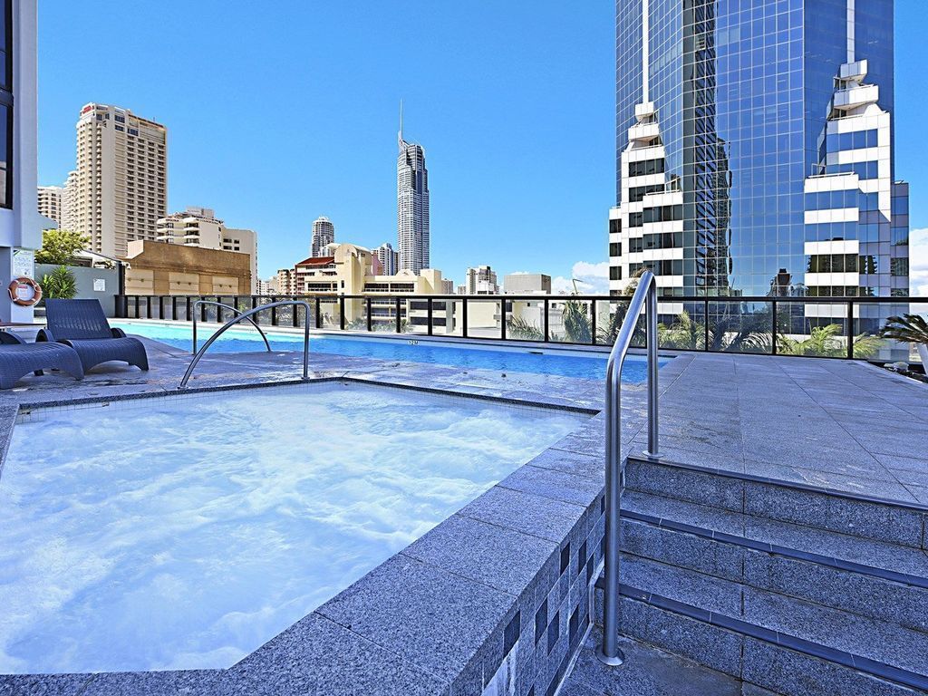 Central Surfers Paradise - Seaview Deluxe Spa Apartment