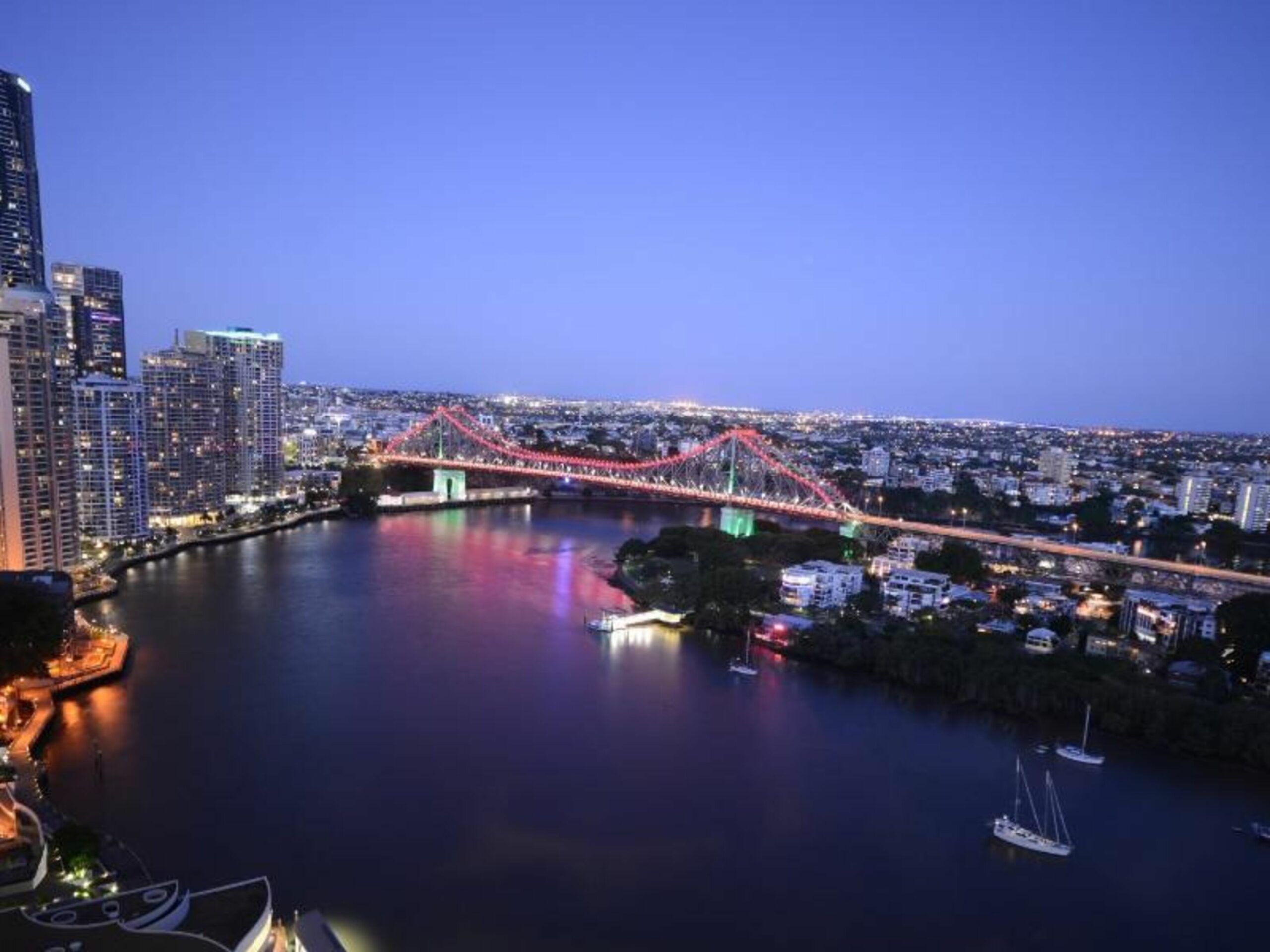 CBD African Charm, Story Bridge & River Views