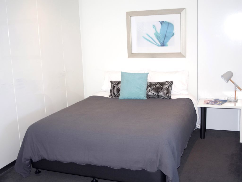 Central Surfers Paradise - Seaview Deluxe Spa Apartment