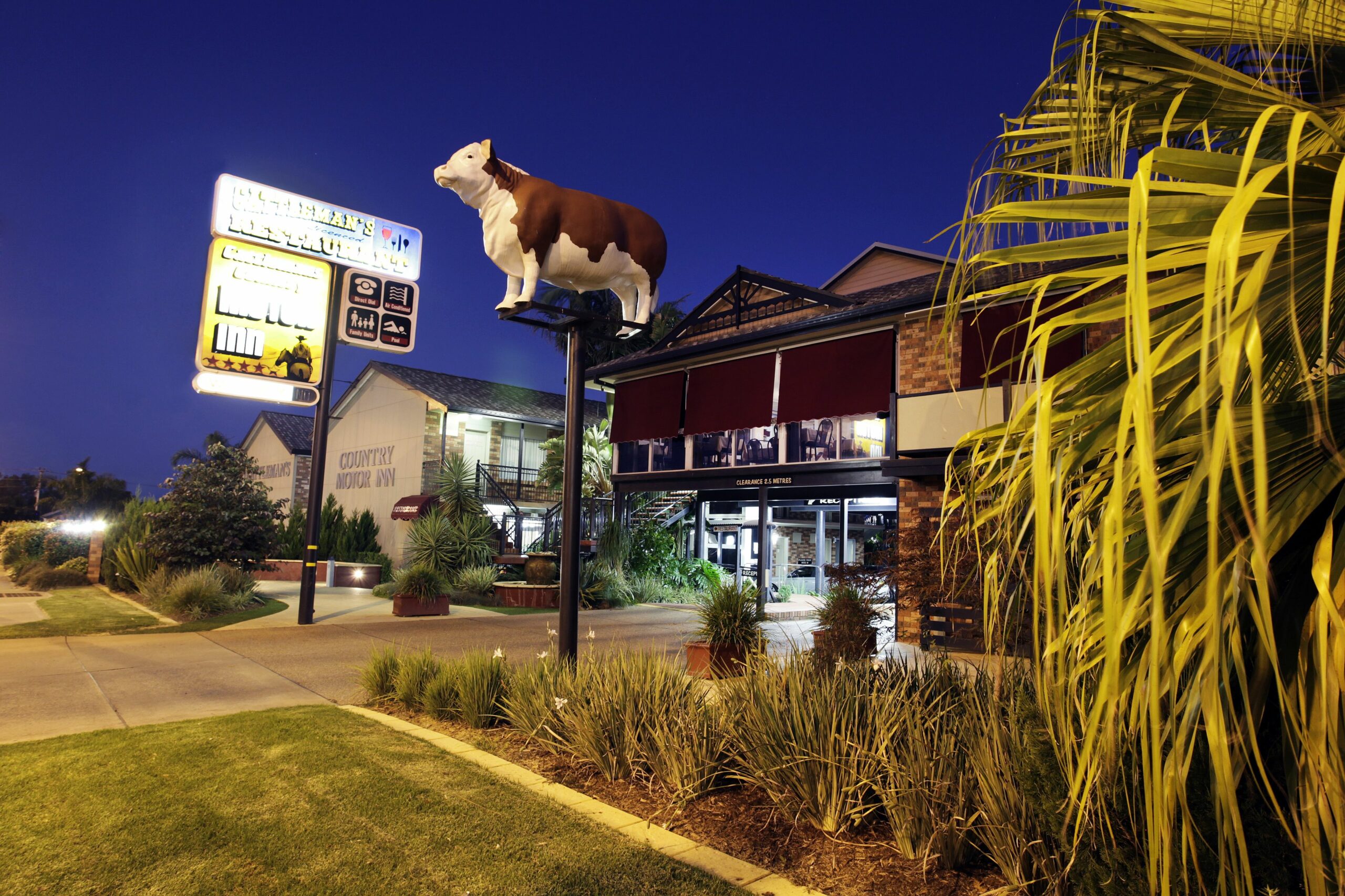 Cattleman's Country Motor Inn & Serviced Apartments