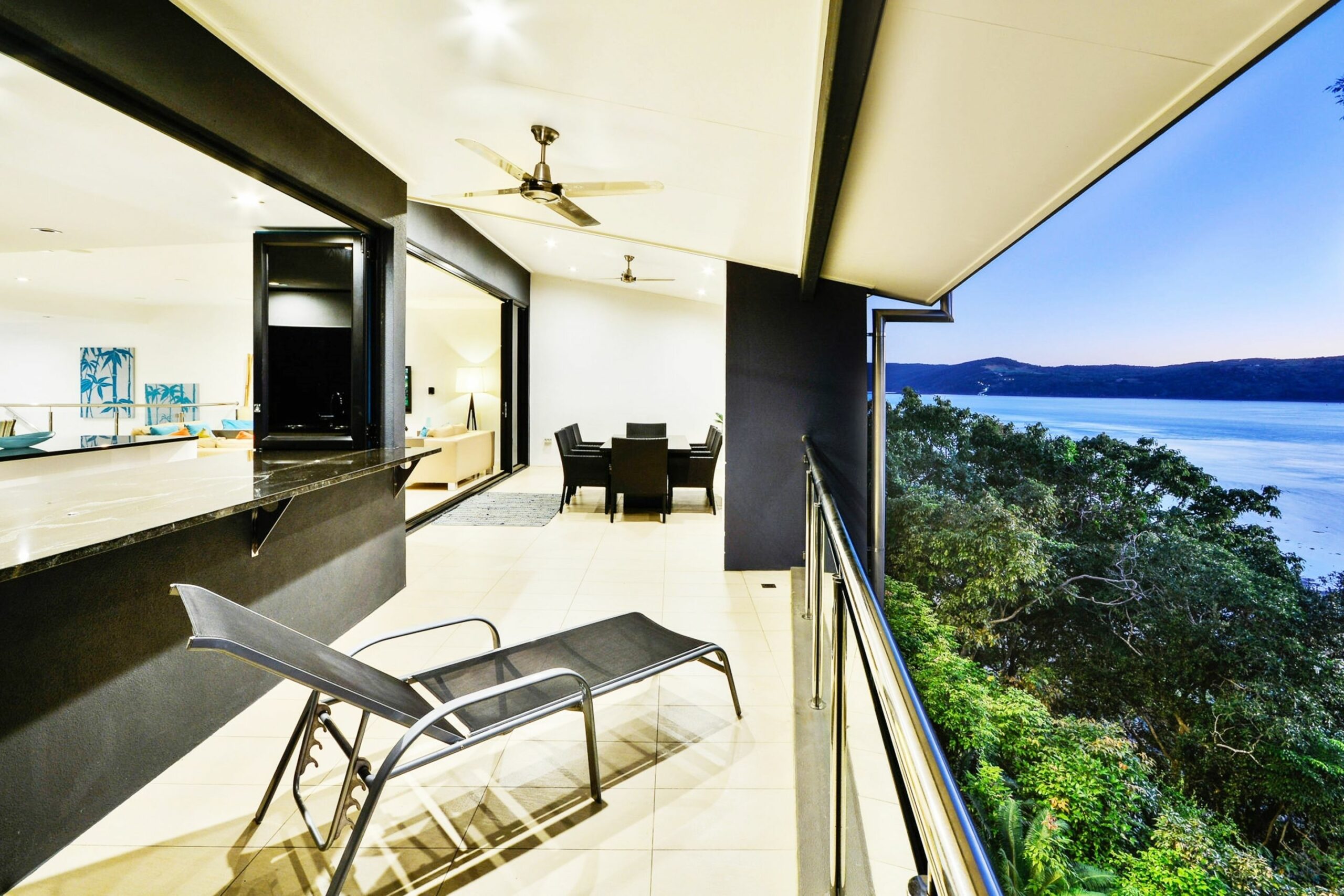 Villa 2 The Edge Oceanfront  Deluxe 3 Bedroom Near Marina With Golf Buggy