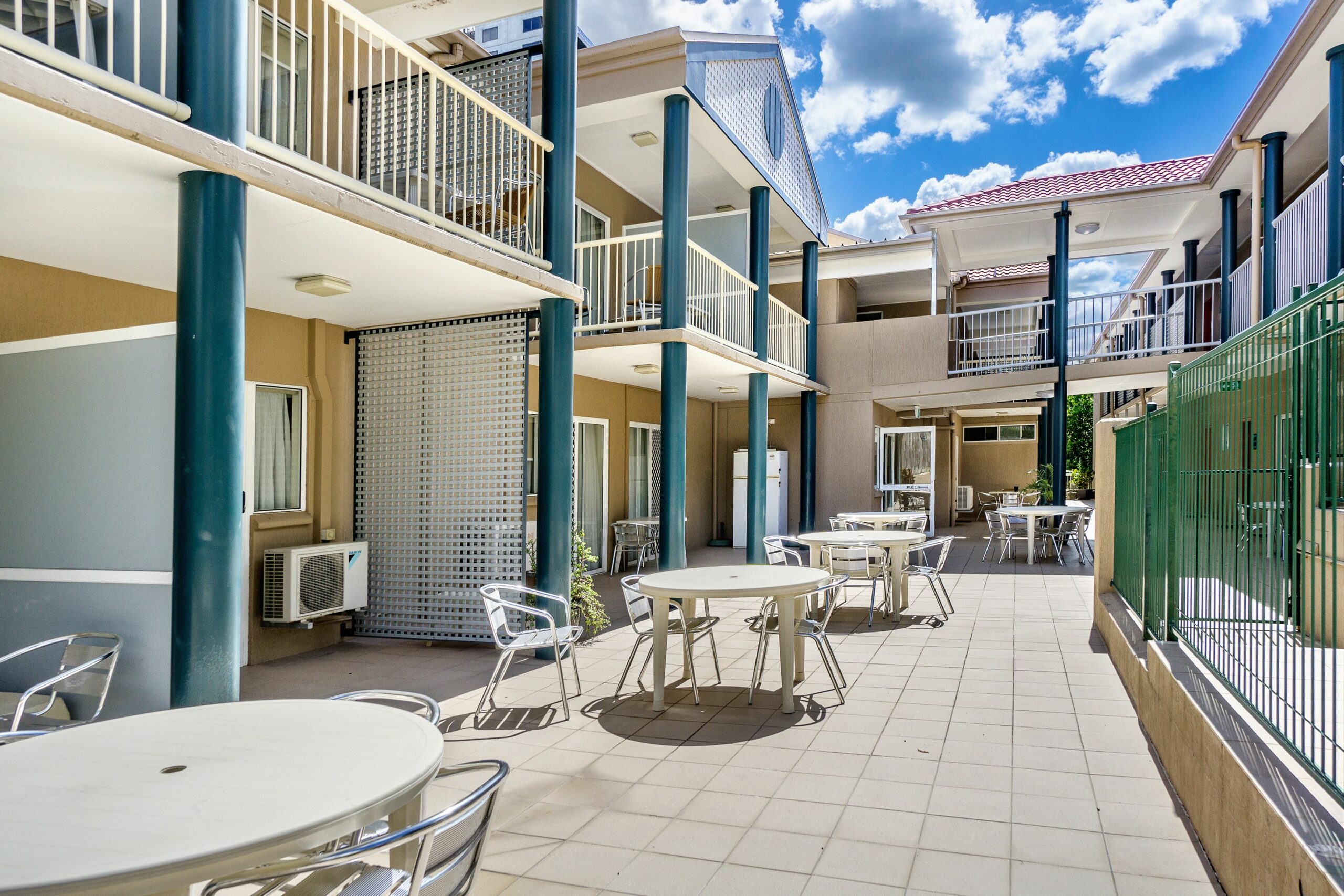 Toowong Inn & Suites