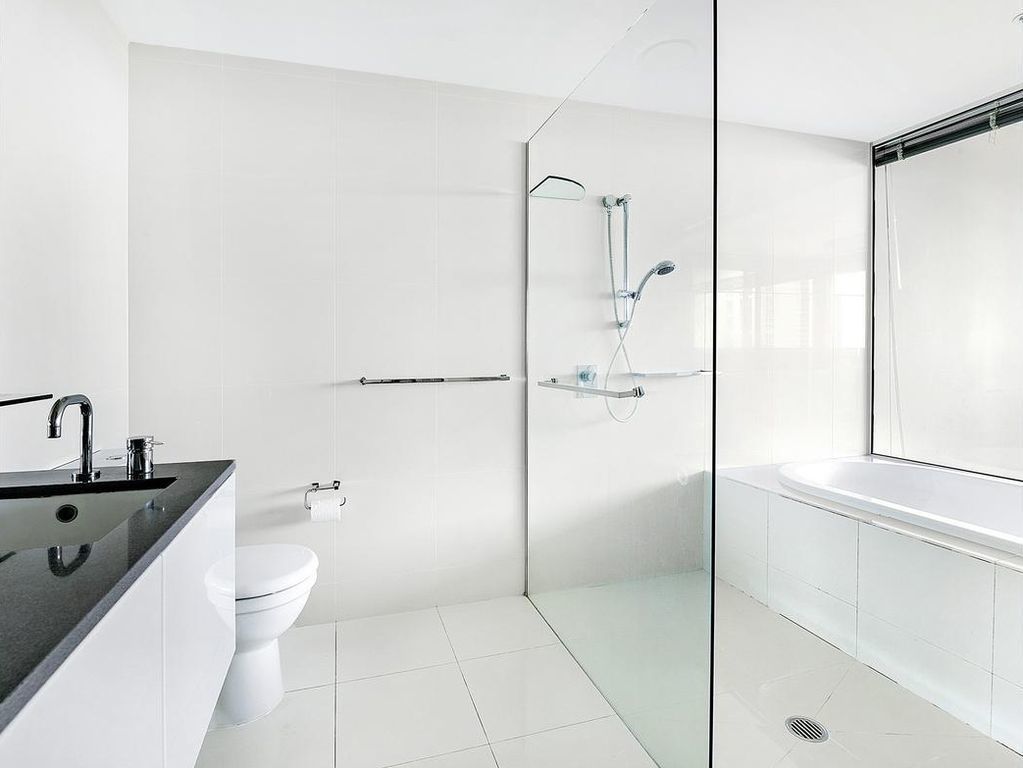 Central Surfers Paradise - Seaview Deluxe Spa Apartment