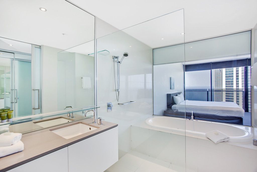 Central Surfers Paradise - Seaview Deluxe Spa Apartment