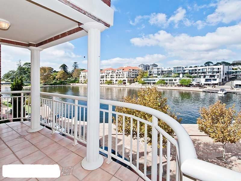 EXCLUSIVE WATERFRONT APARTMENT WALKING DISTANCE TO OPTUS STADIUM