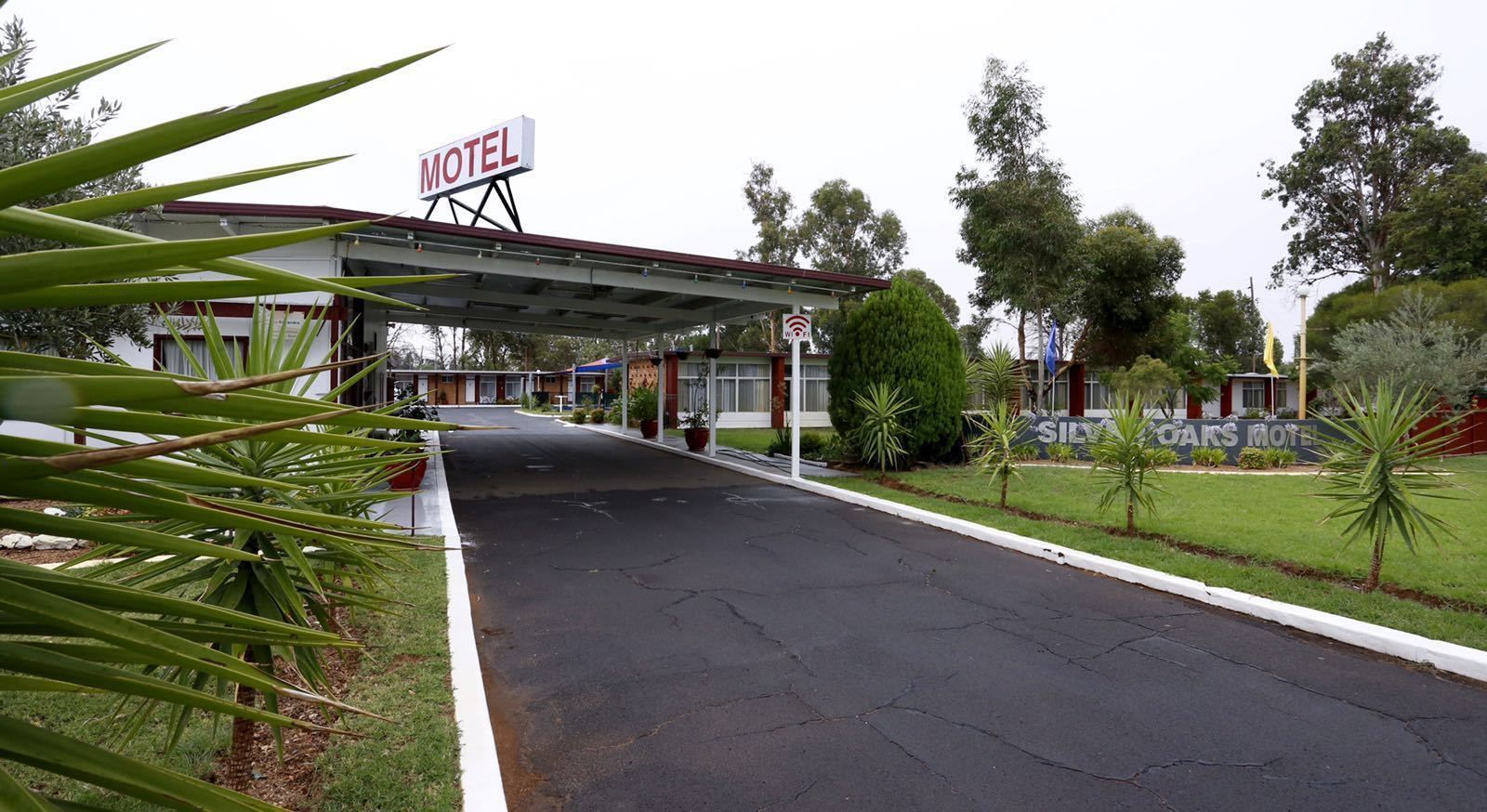 Silver Oaks Motel