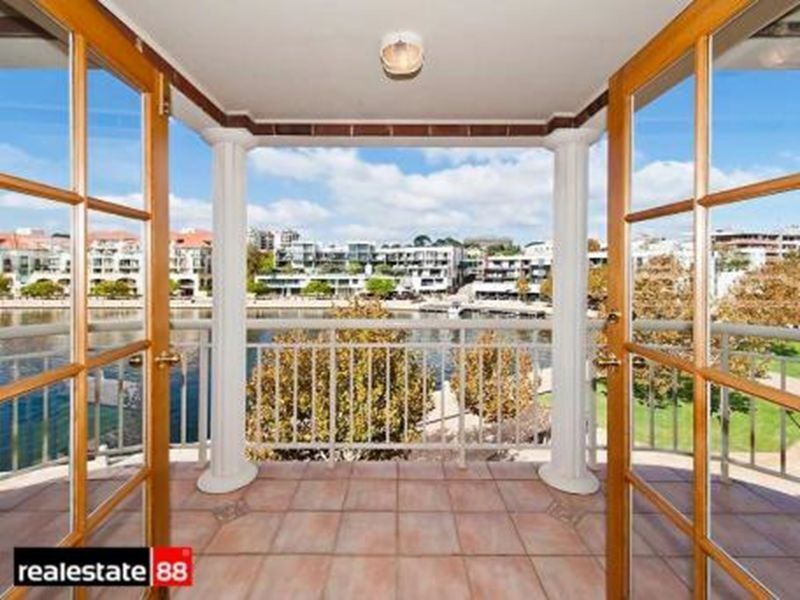 EXCLUSIVE WATERFRONT APARTMENT WALKING DISTANCE TO OPTUS STADIUM