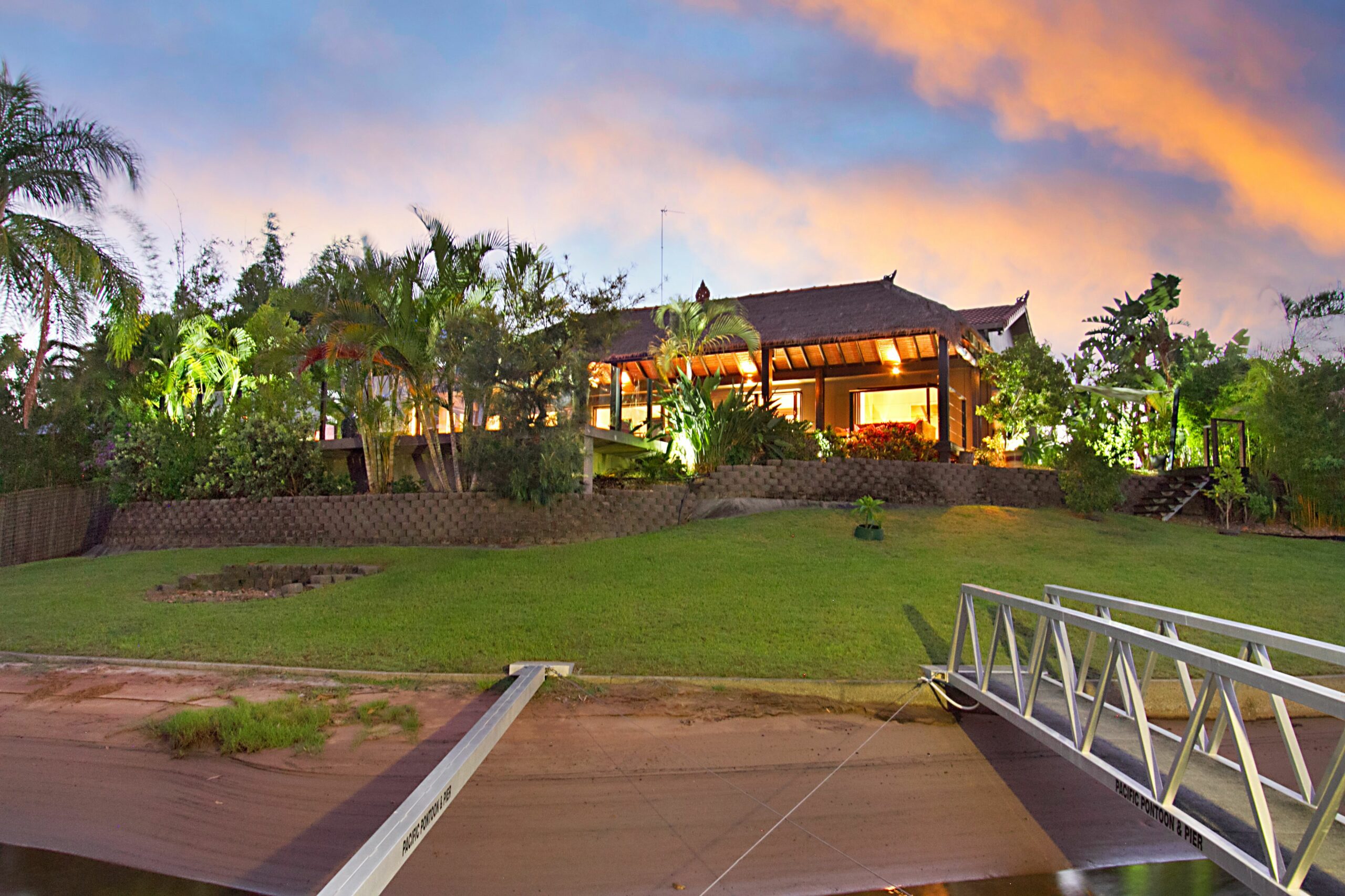 The Bali Hut on the Waters of the Central Gold Coast Apartment 5