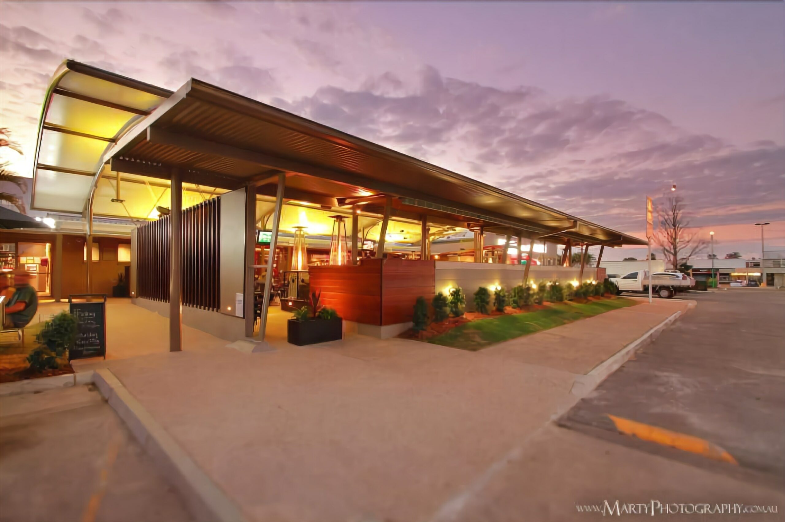 Morayfield Tavern & Motel