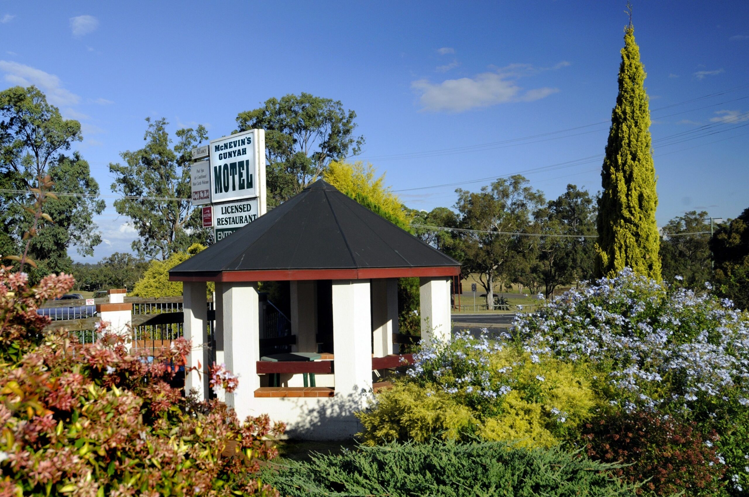 McNevin's Warwick Motel