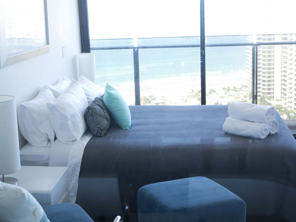 Central Surfers Paradise - Seaview Deluxe Spa Apartment