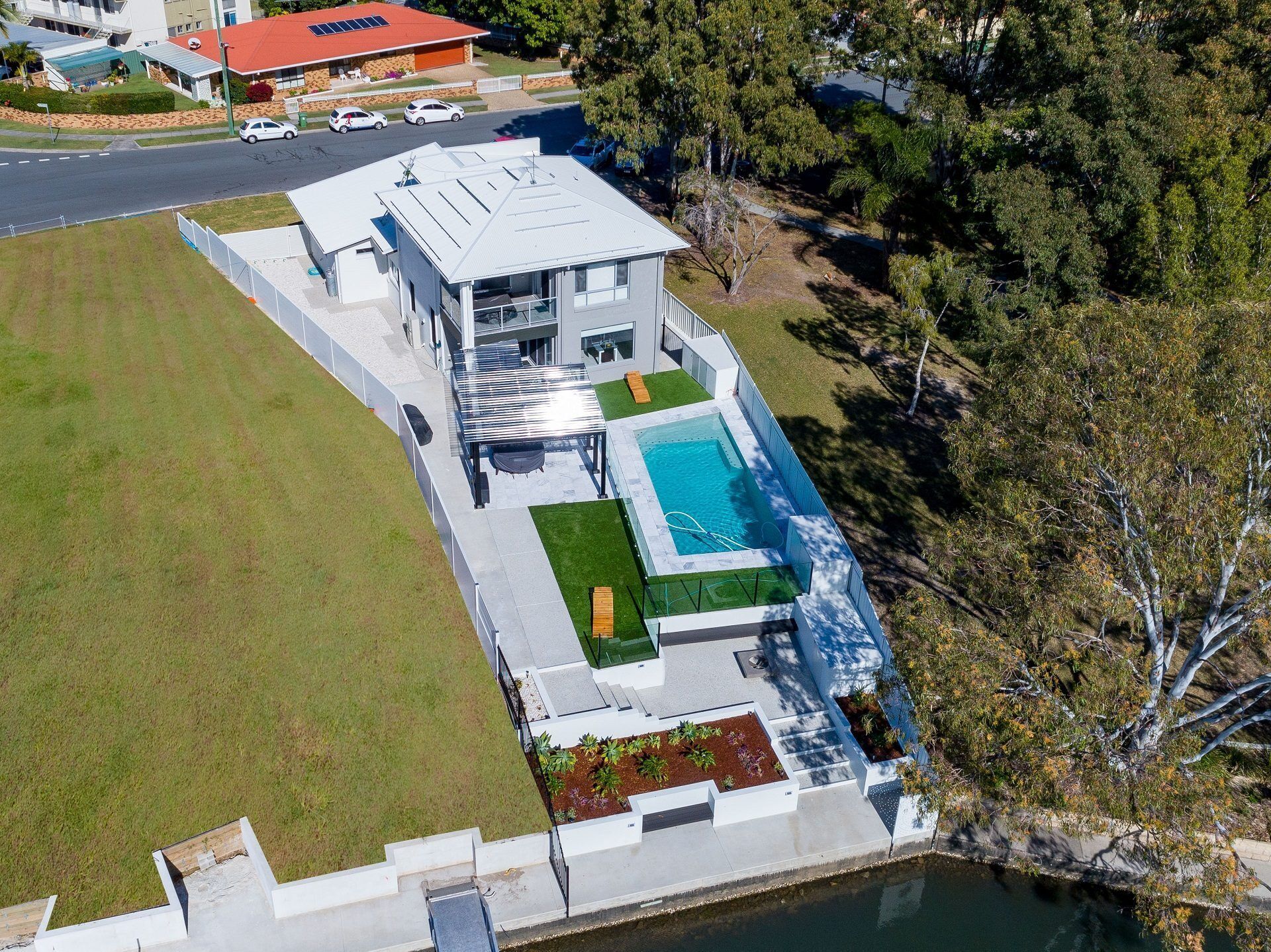 Stunning Canal Home Oh So Close To The Waterfront