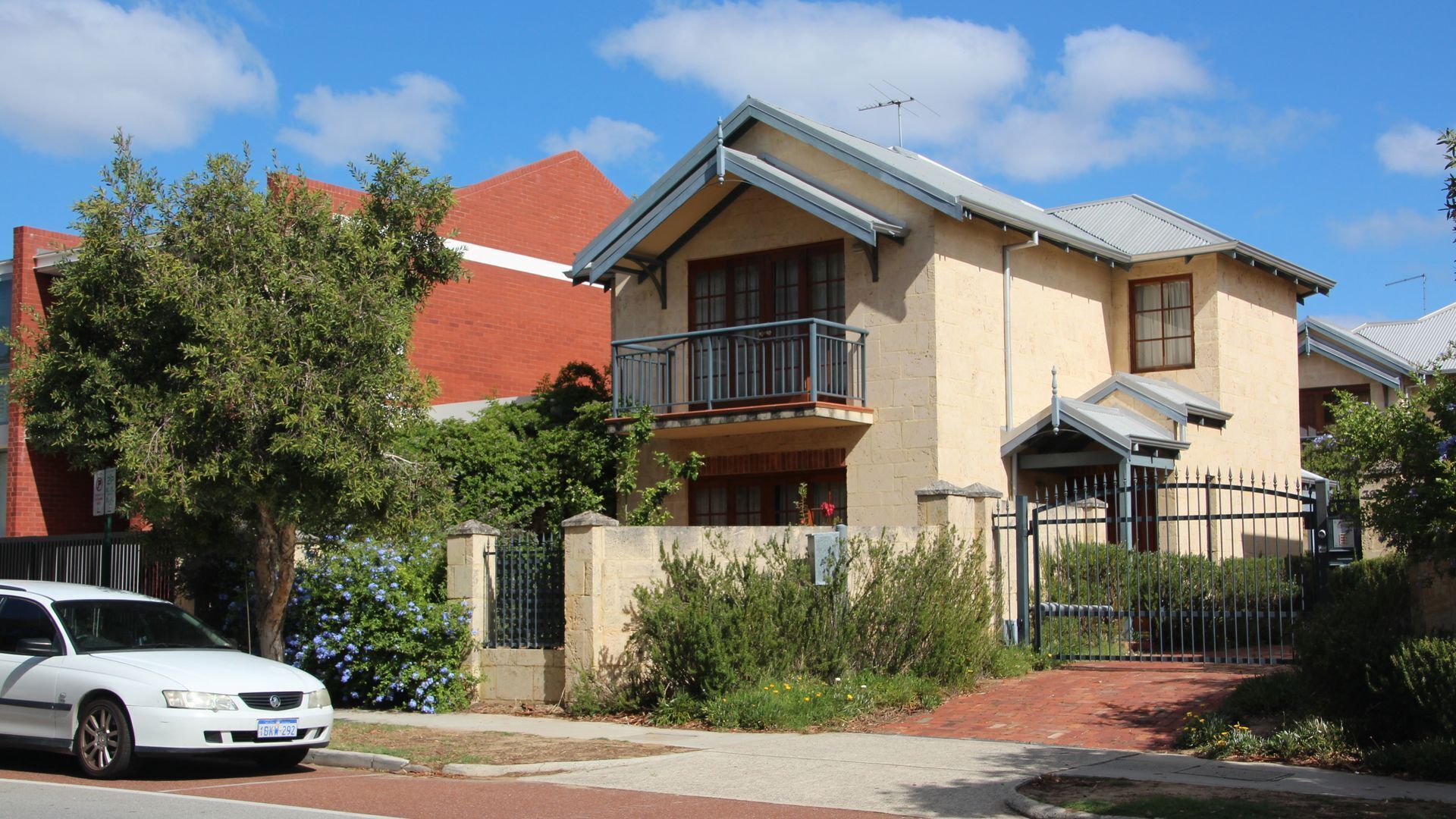 Bright & Sunny, Passive Solar T/house: Naturally Warm in Winter/cool in Summer.