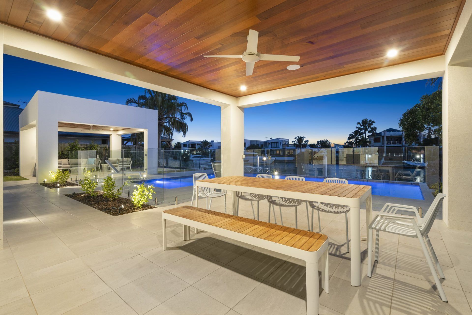 Luxury Canal Front Holiday House, Raptor Pde Banksia Beach