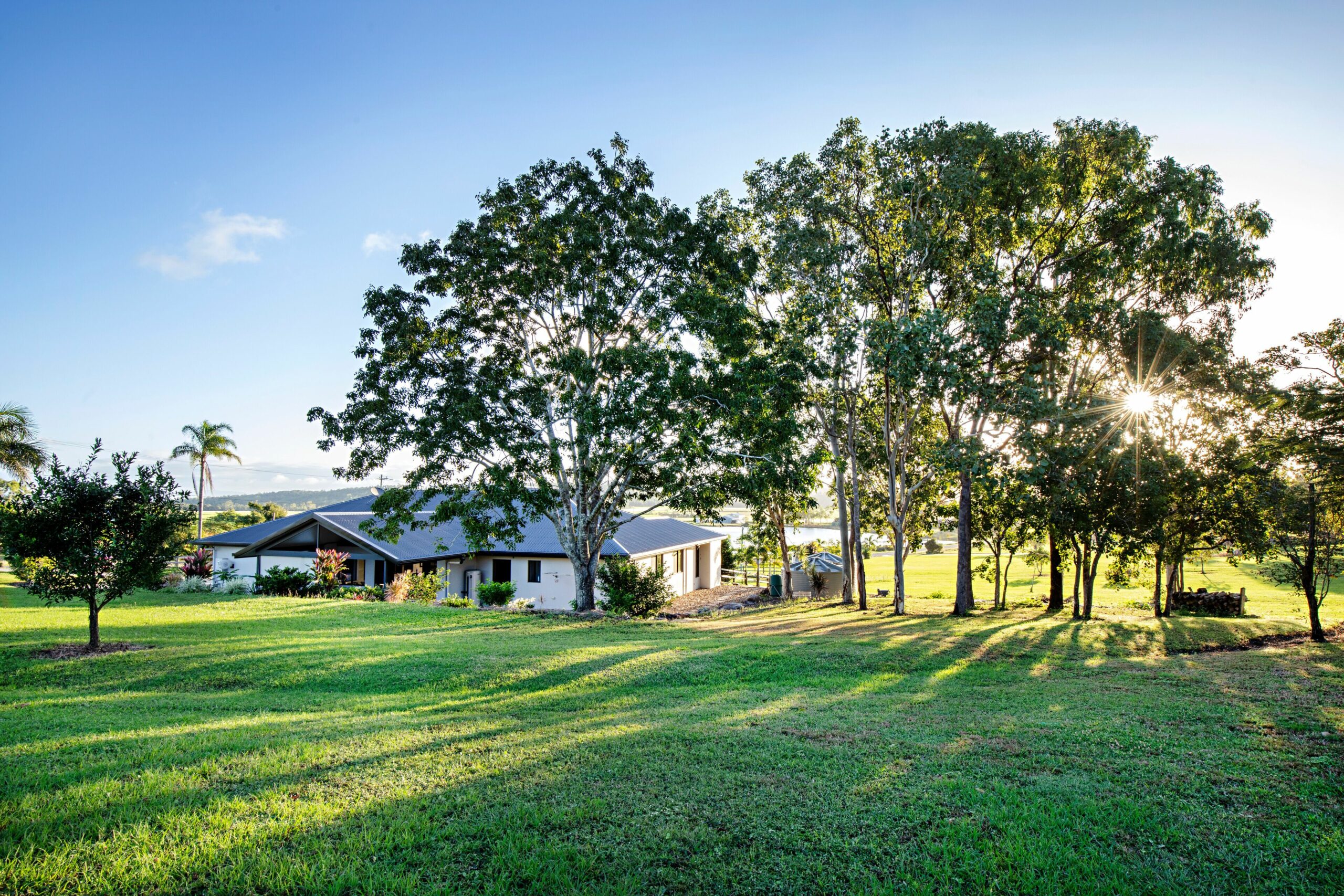 Sunset Retreat Family Getaway, Close to Airlie Beach, Five Bedrooms on Acreage