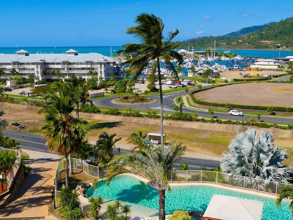 Ocean View Over Port of Airlie Wifi Pool