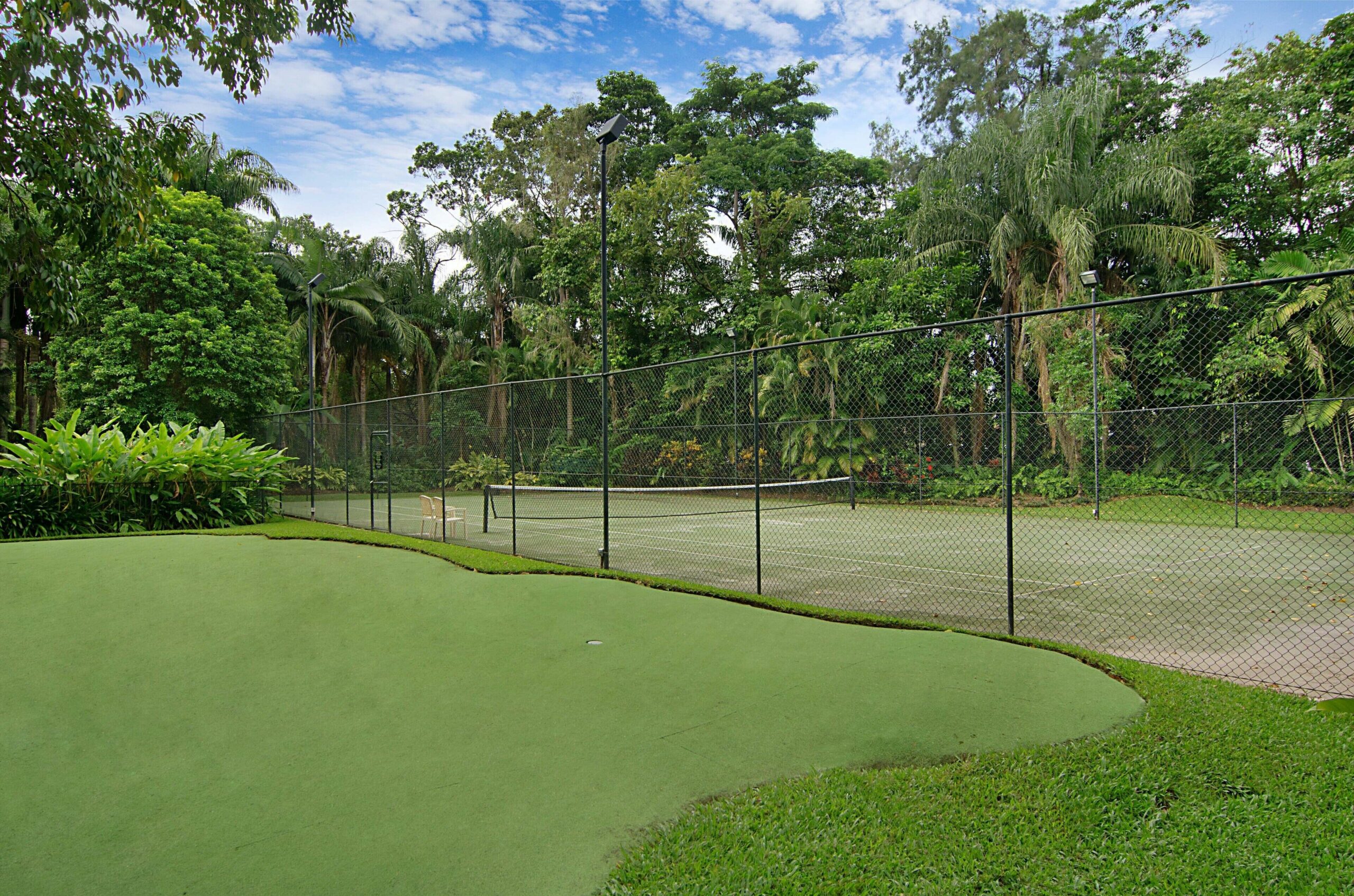 Pool, Tennis Court, Cable TV, Netflix, Wi-fi, Close to Beach