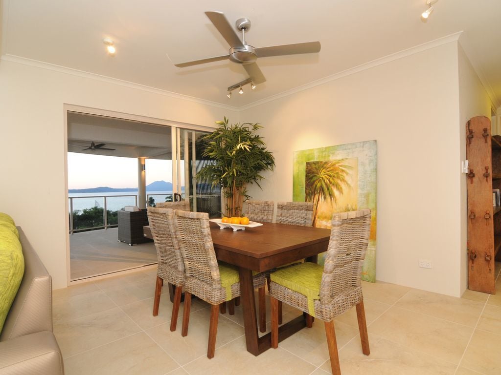 Island Point Villa 4 - Close to Town With Magnificent Ocean Views