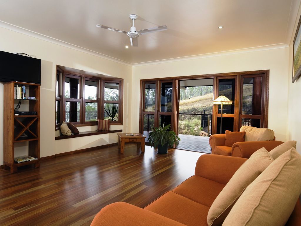 Family Friendly Queenslander With Wrap Around Deck